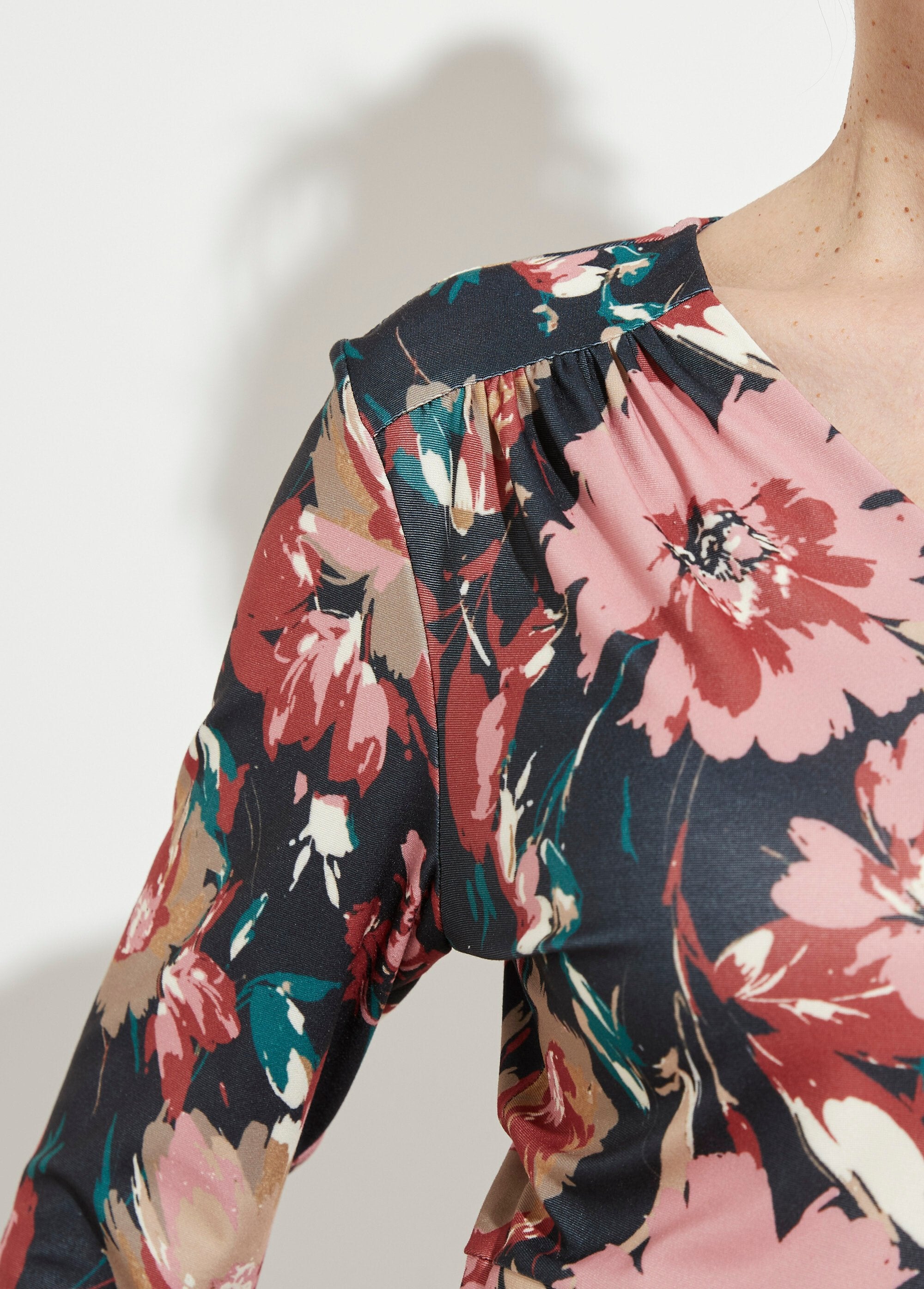 Vestido_curto_evasê_com_decote_em_V_e_estampa_floral_Marine_et_beige_DE2_slim