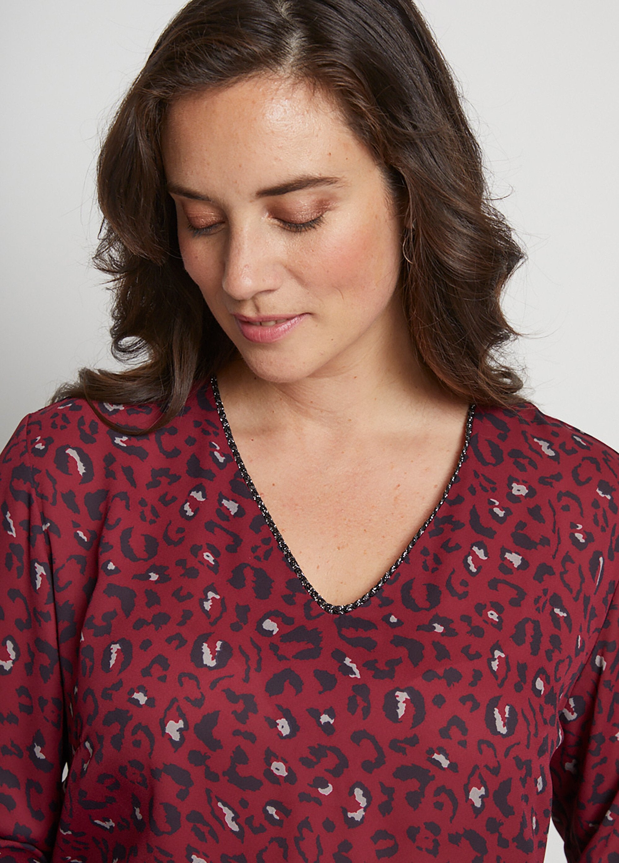 Vestido_curto_evasê_estampa_leopardo_Noir_et_rouge_DE1_curvy