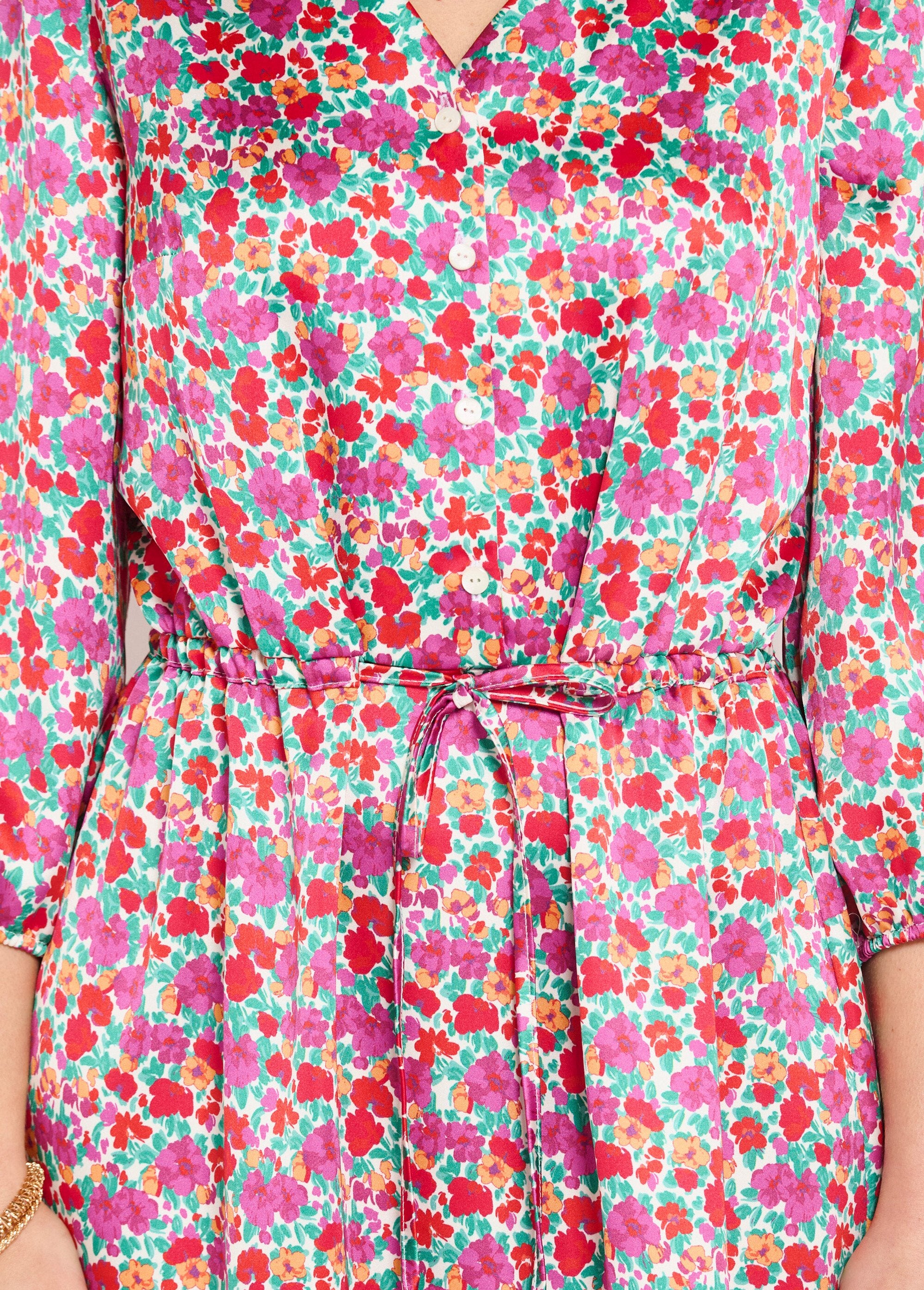 Vestido_curto_evasê_com_cetim_floral_e_decote_em_V_abotoado_Multicolore_DE2_slim