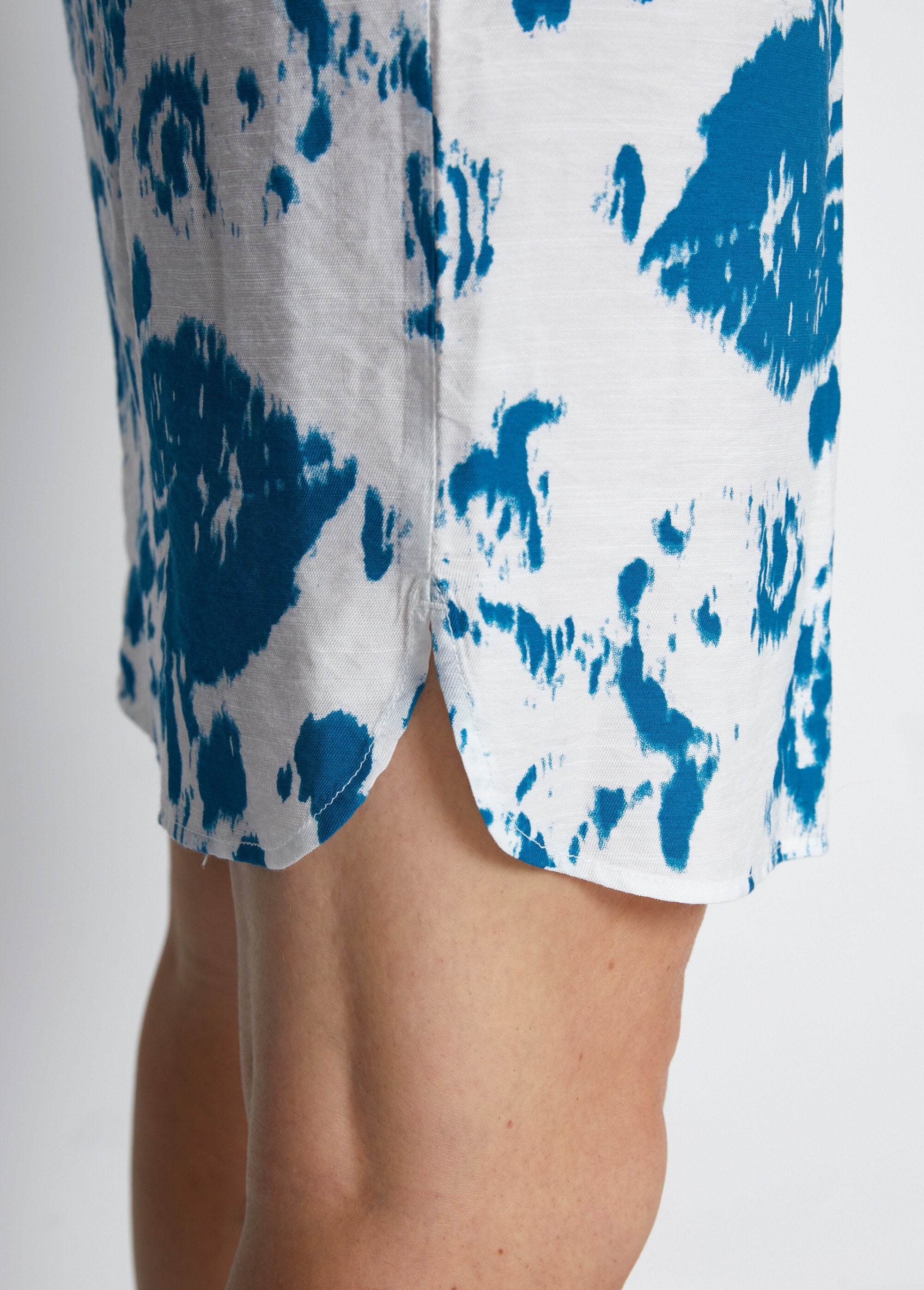 Vestido_curto_estampado_com_mangas_quimono_Blanc_et_bleu_DE2_slim