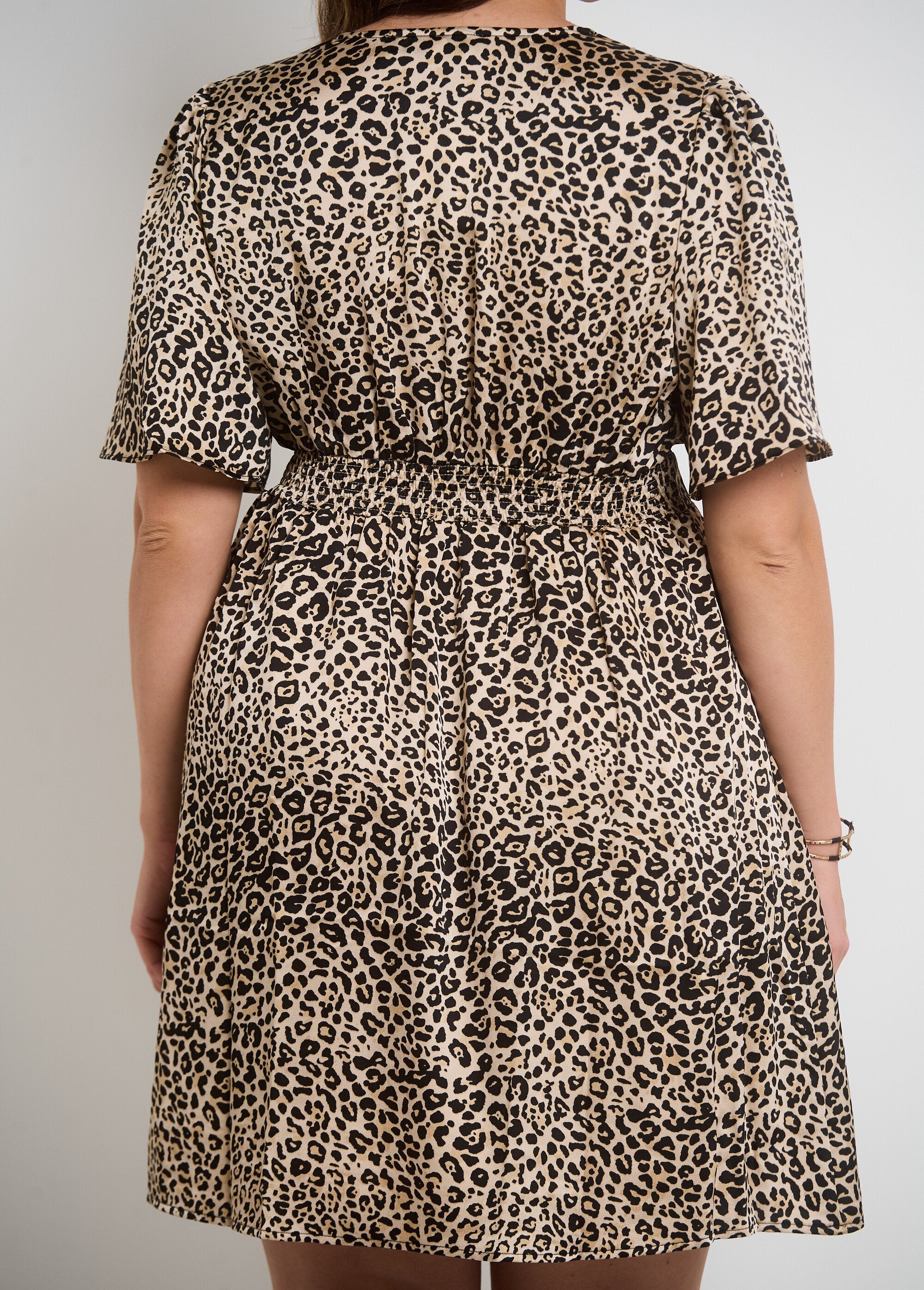 Vestido_curto_com_estampa_de_oncinha_e_decote_em_V_Leopard_DE2_curvy