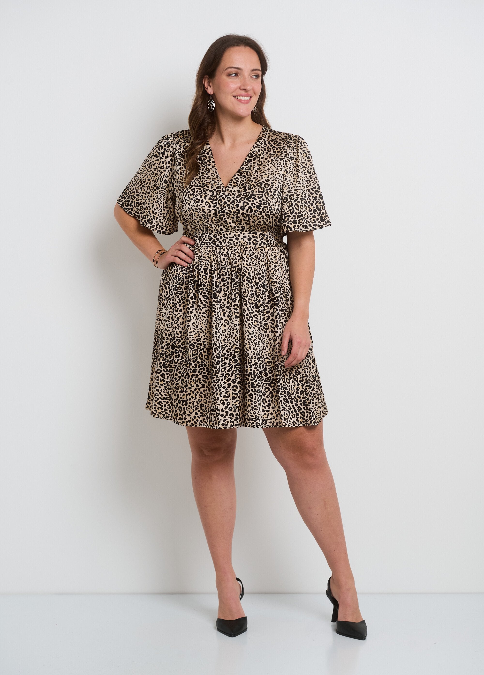 Vestido_curto_com_estampa_de_oncinha_e_decote_em_V_Leopard_FA1_curvy