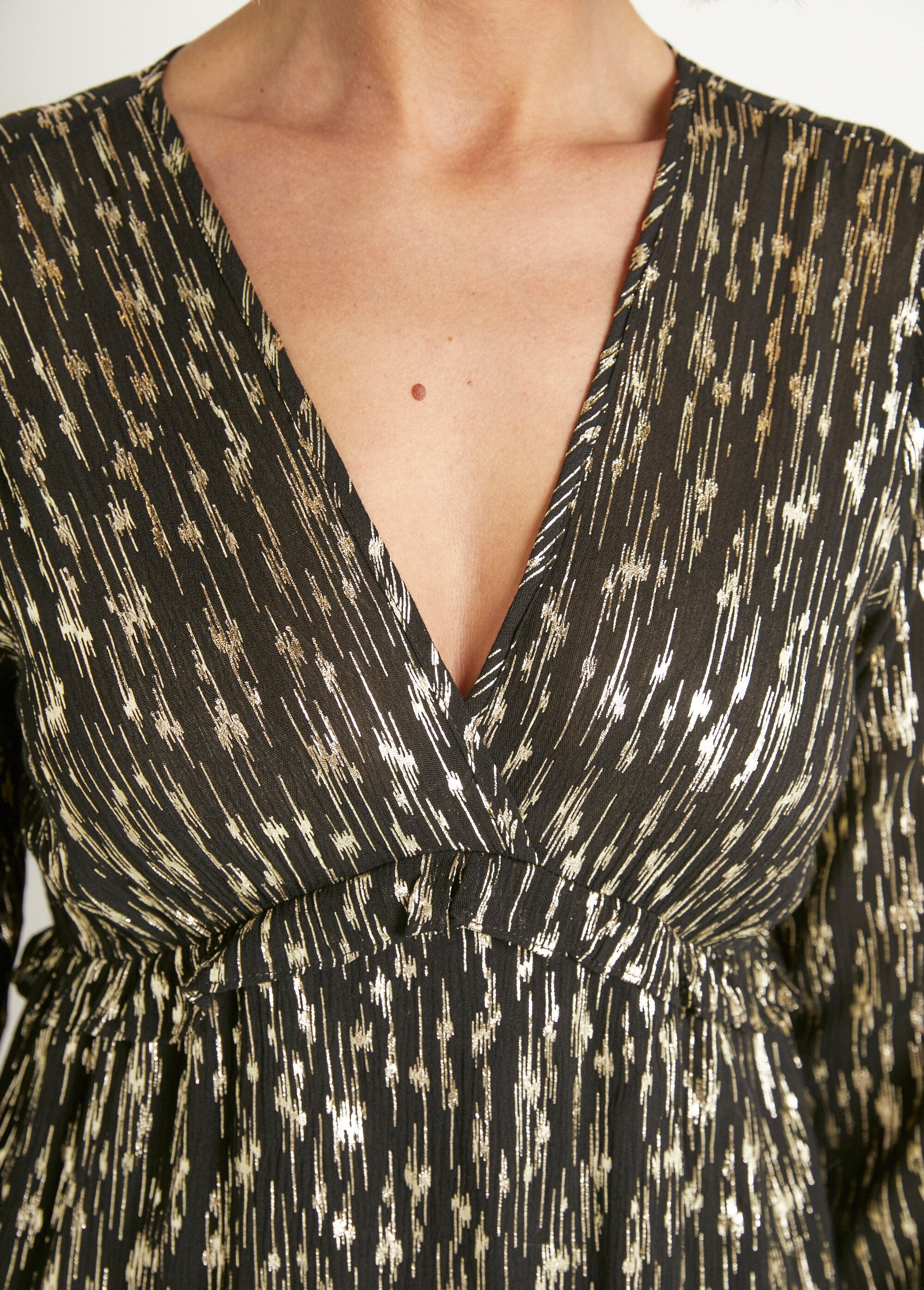 Vestido_curto_com_estampa_metalizada_e_decote_V_Noir_et_dore_DE2_slim