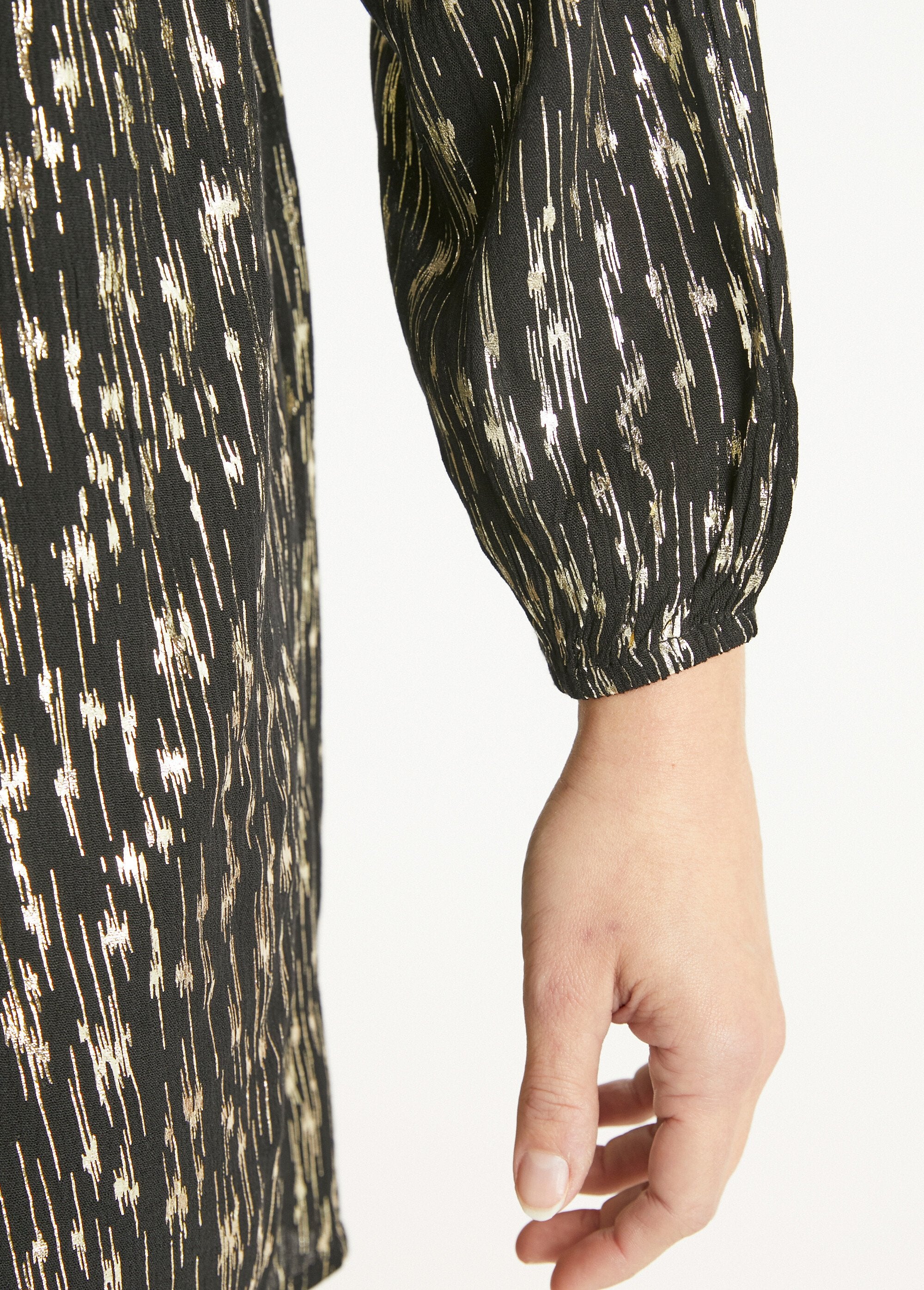 Vestido_curto_com_estampa_metalizada_e_decote_V_Noir_et_dore_DE3_slim