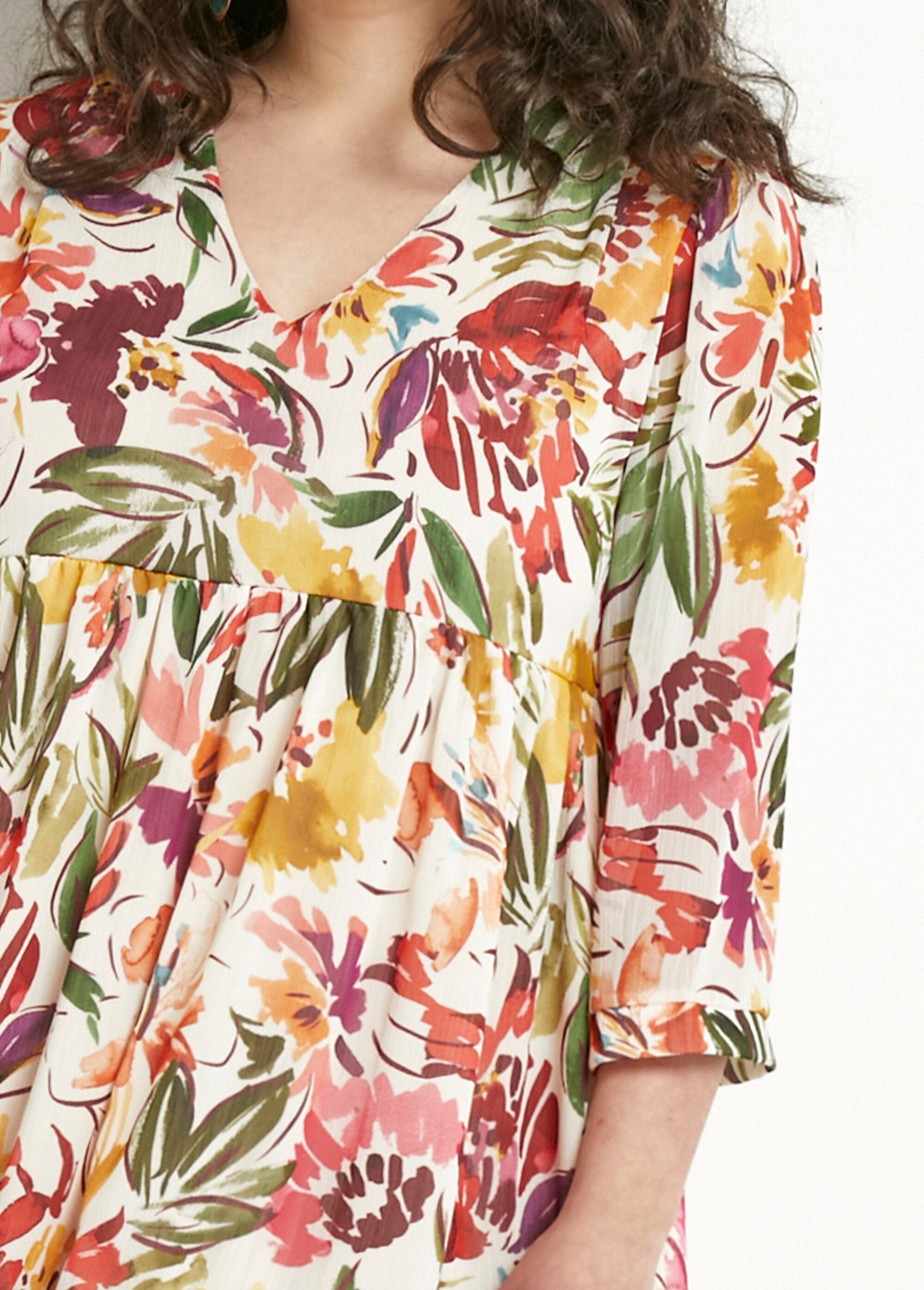 Vestido_curto_de_babados_com_decote_em_V_e_véu_floral_Multicolore_DE1_curvy