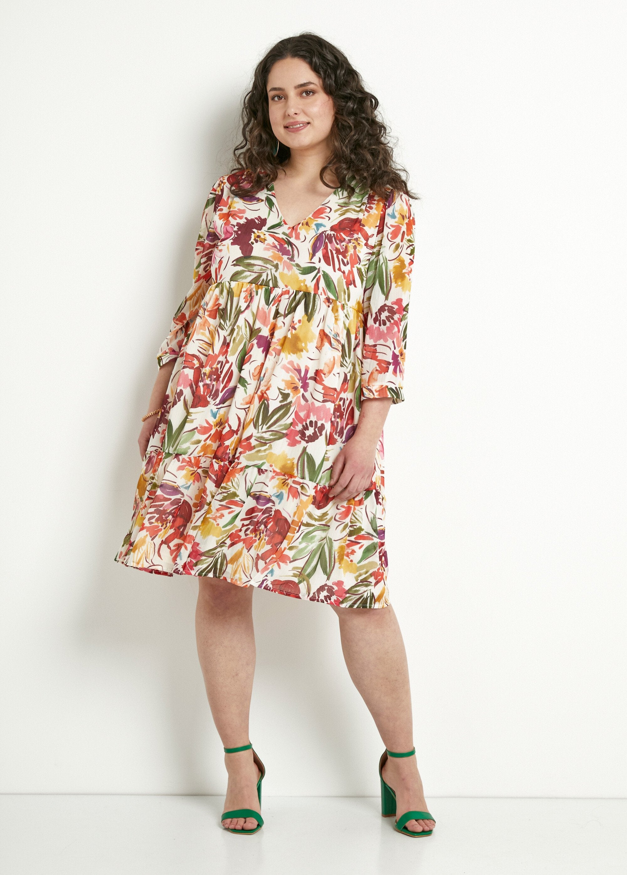 Vestido_curto_de_babados_com_decote_em_V_e_véu_floral_Multicolore_FA1_curvy