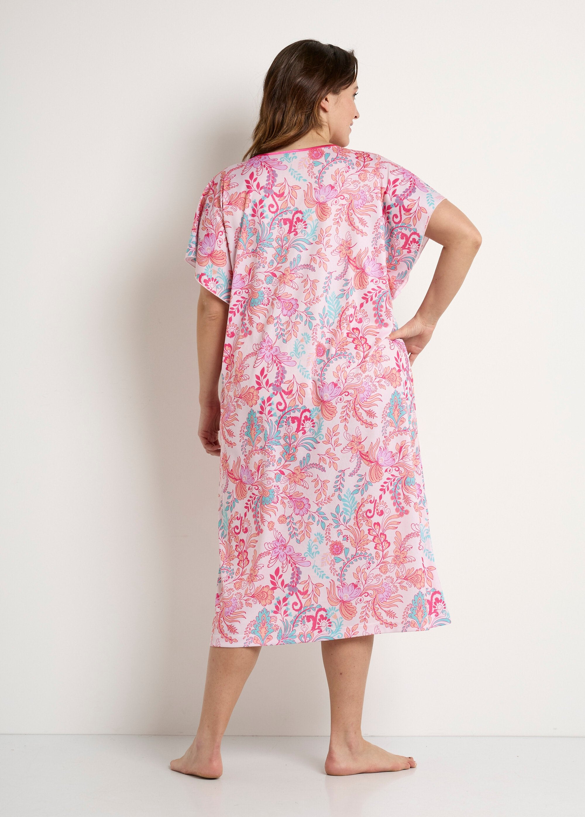 Vestido_longo_de_cetim_com_estampa_floral_para_anfitriã_Fond_rose_DO1_curvy