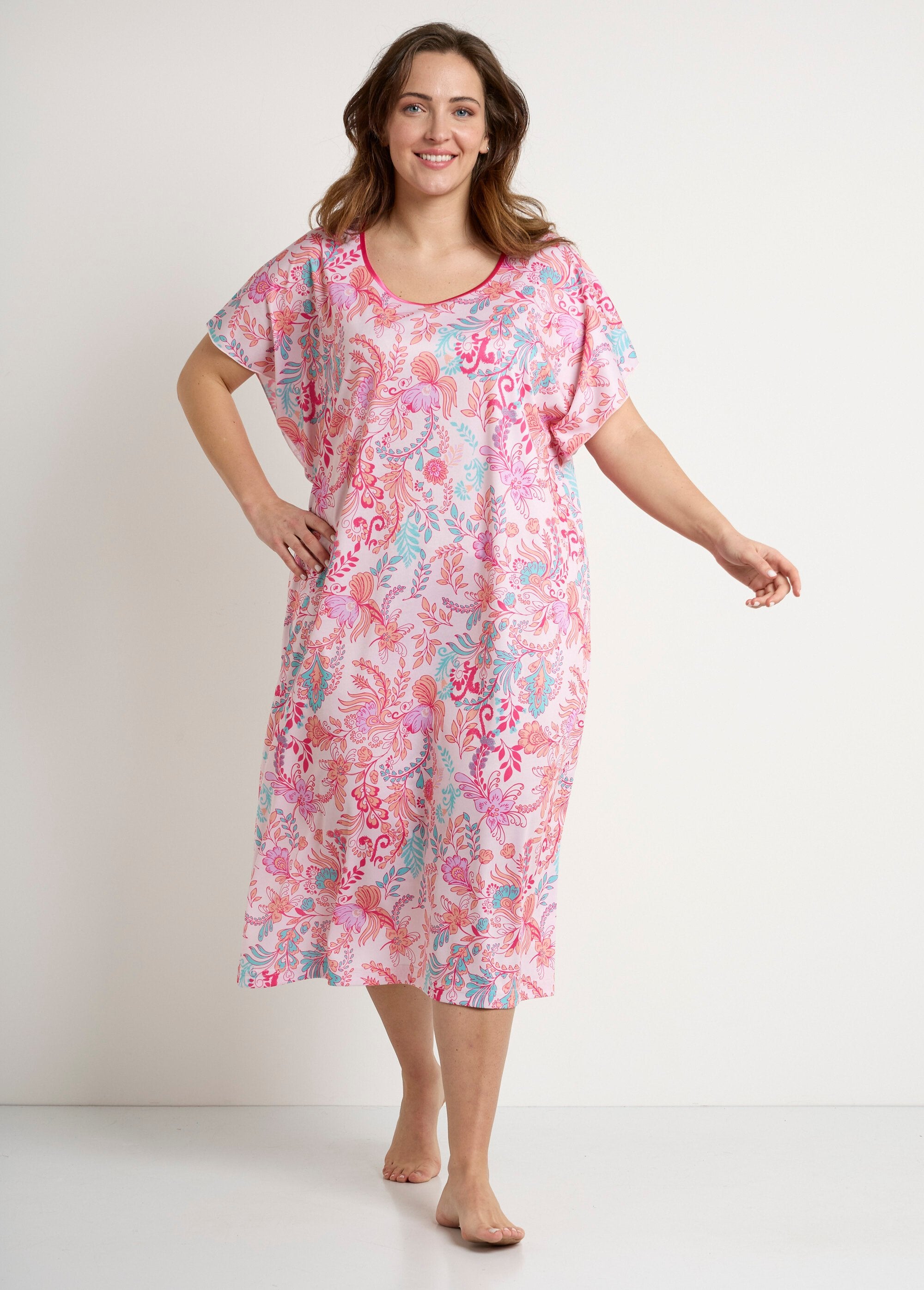 Vestido_longo_de_cetim_com_estampa_floral_para_anfitriã_Fond_rose_FA1_curvy