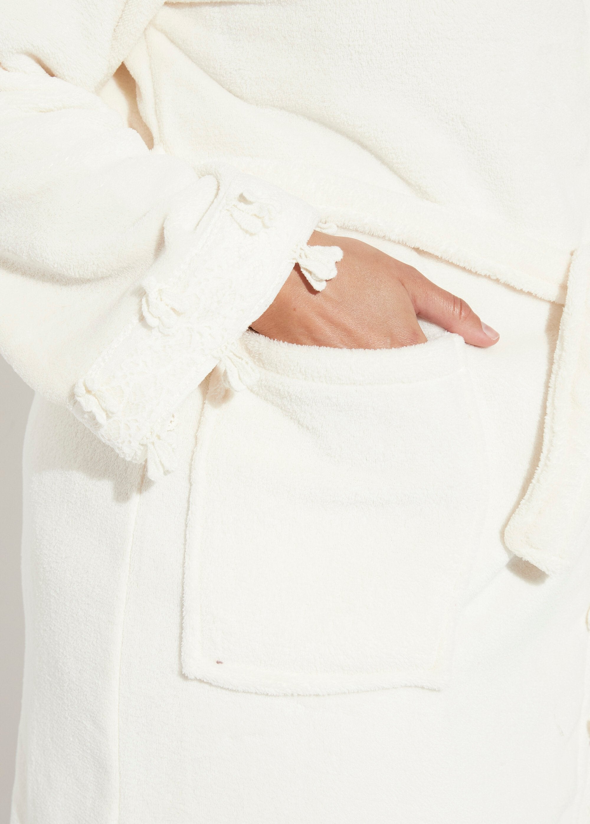 Roupão_de_lã_com_acabamento_em_renda_Ecru_DE2_curvy