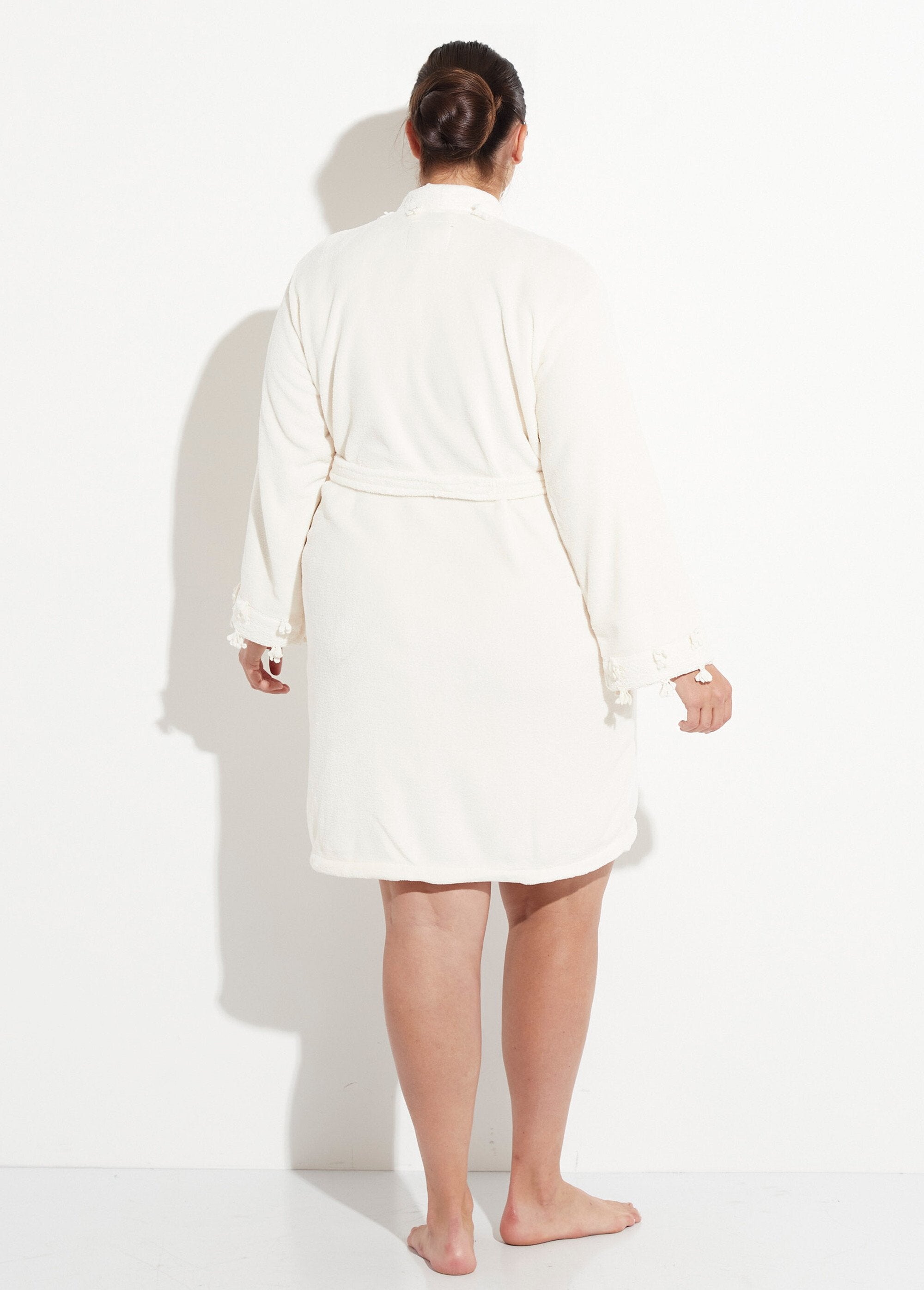 Roupão_de_lã_com_acabamento_em_renda_Ecru_DO1_curvy