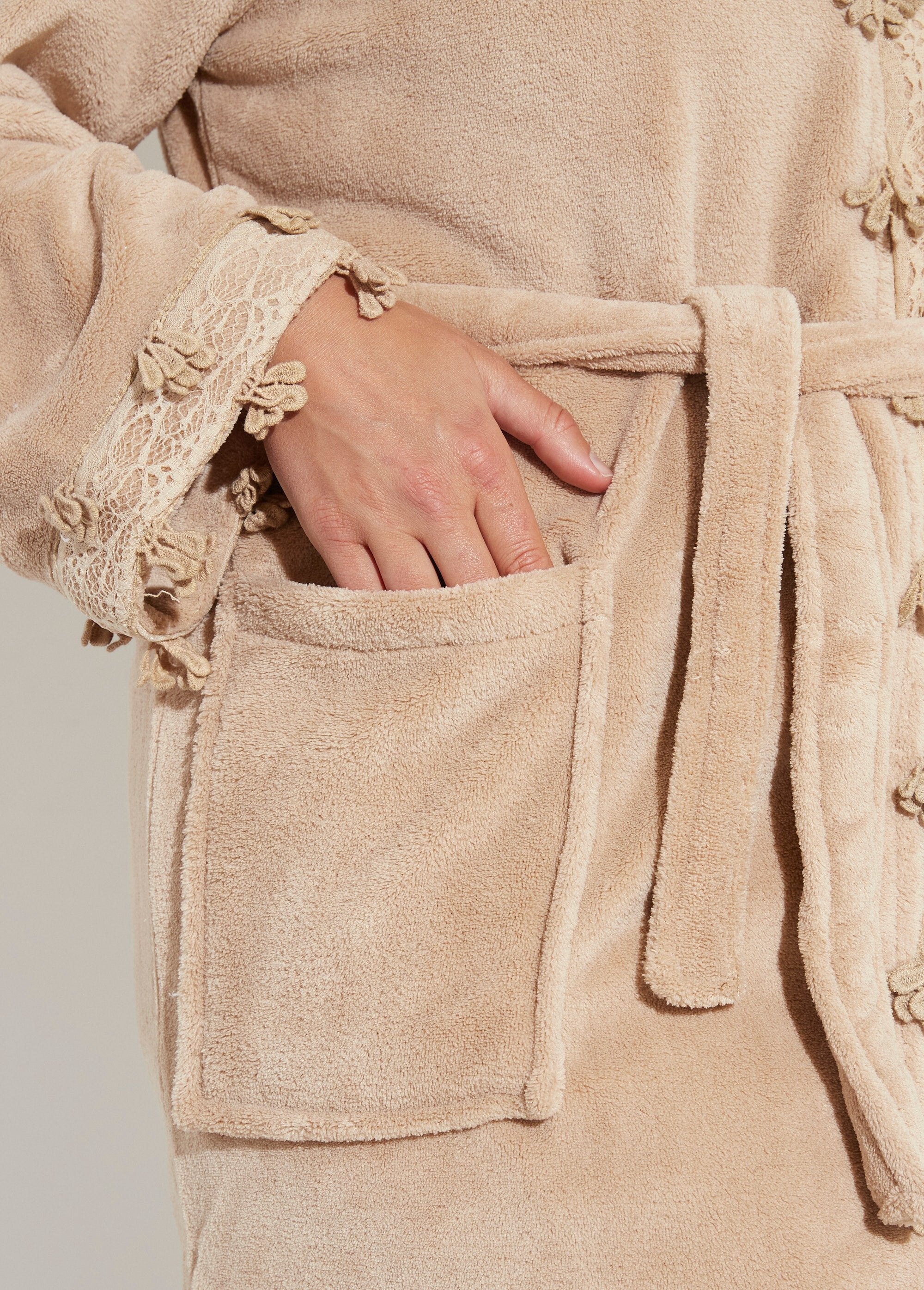 Roupão_de_lã_com_acabamento_em_renda_Taupe_DE2_curvy