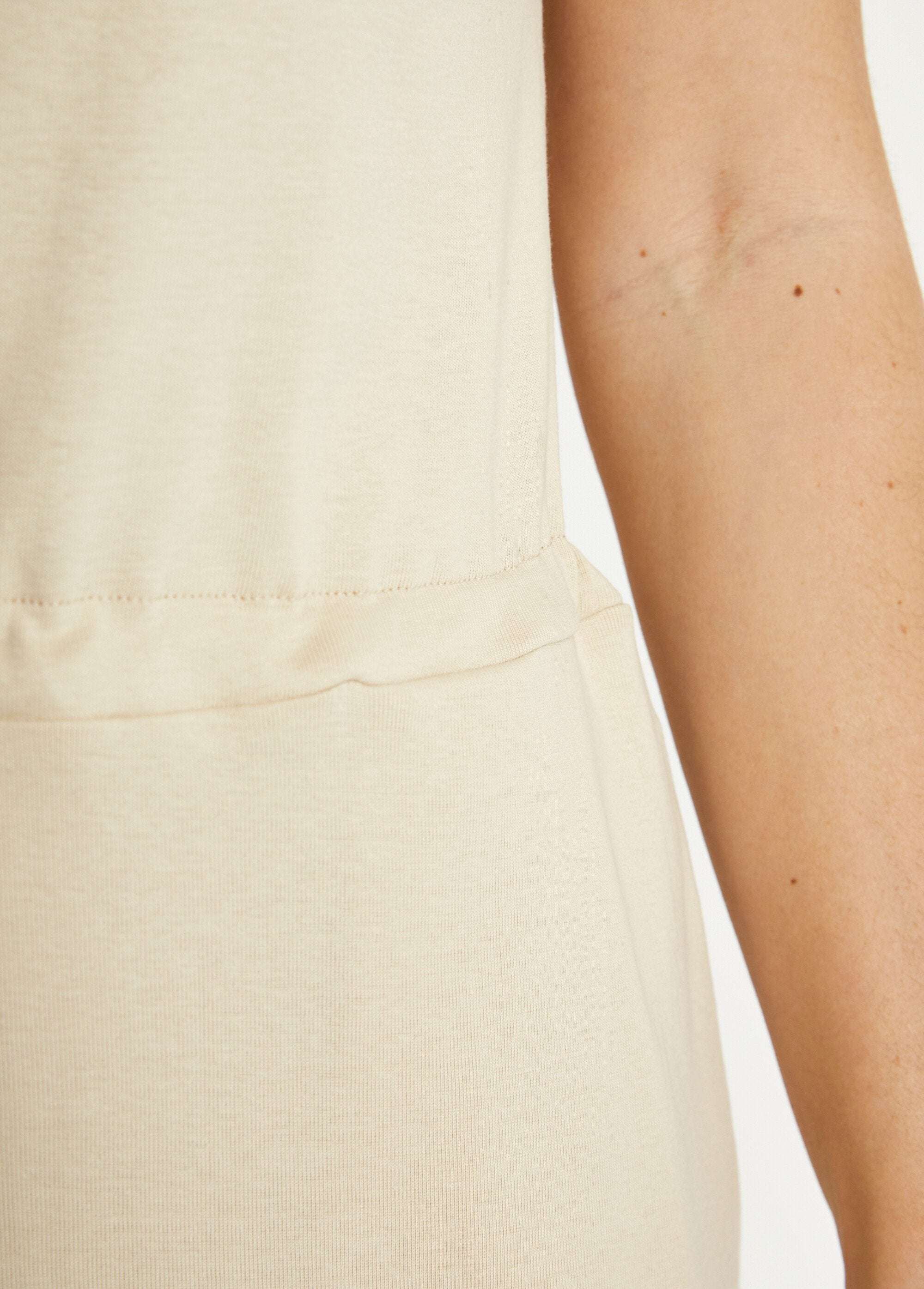 Vestido_curto_de_praia_com_mangas_quimono_Sable_DE4_slim