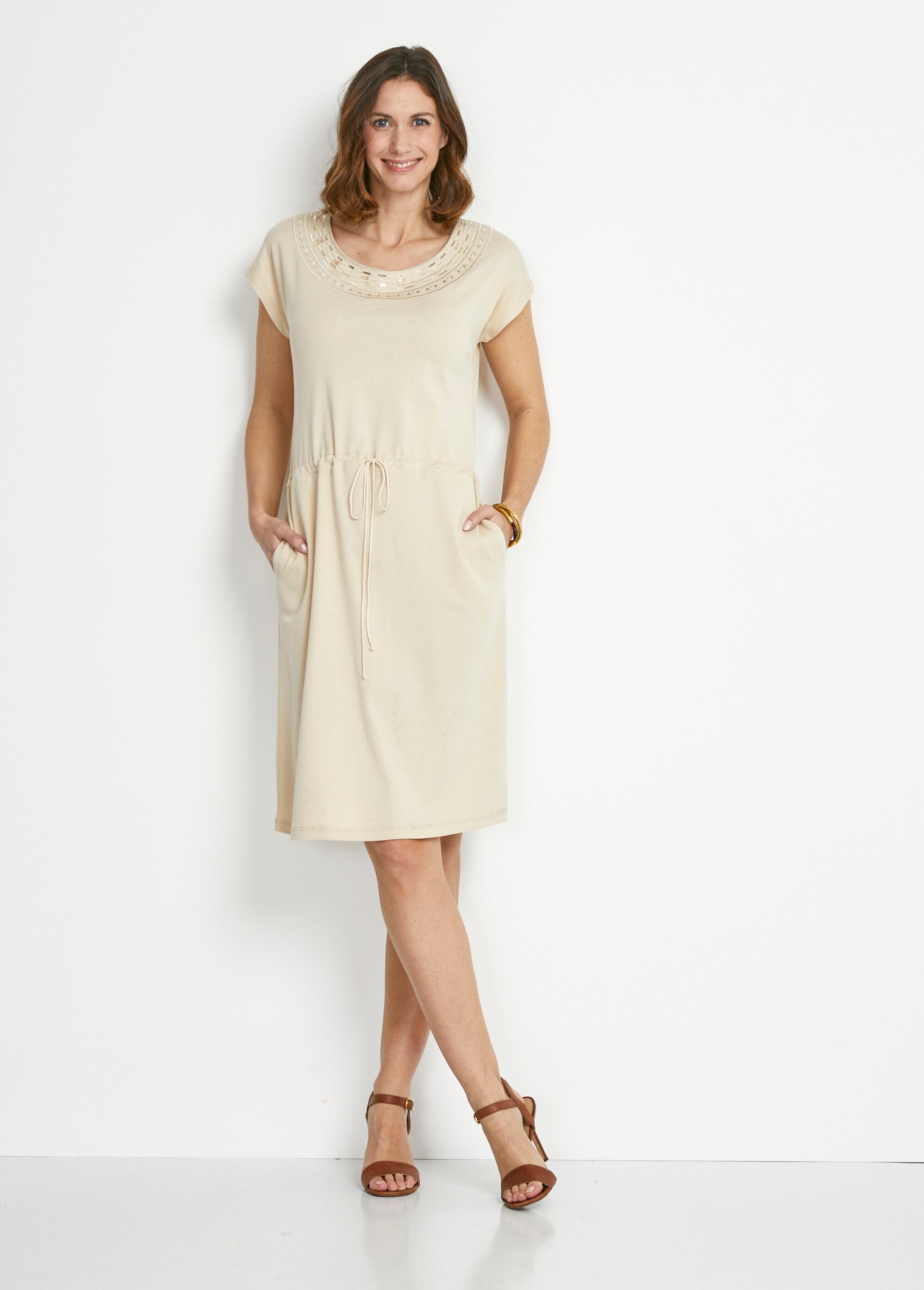 Vestido_curto_de_praia_com_mangas_quimono_Sable_SF1_slim