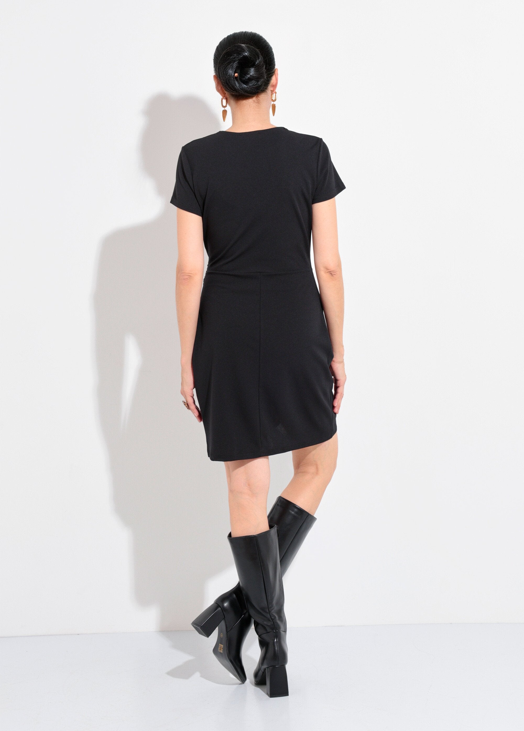 Vestido_drapeado_em_malha_crepe_com_detalhe_de_joia_Noir_DO1_slim