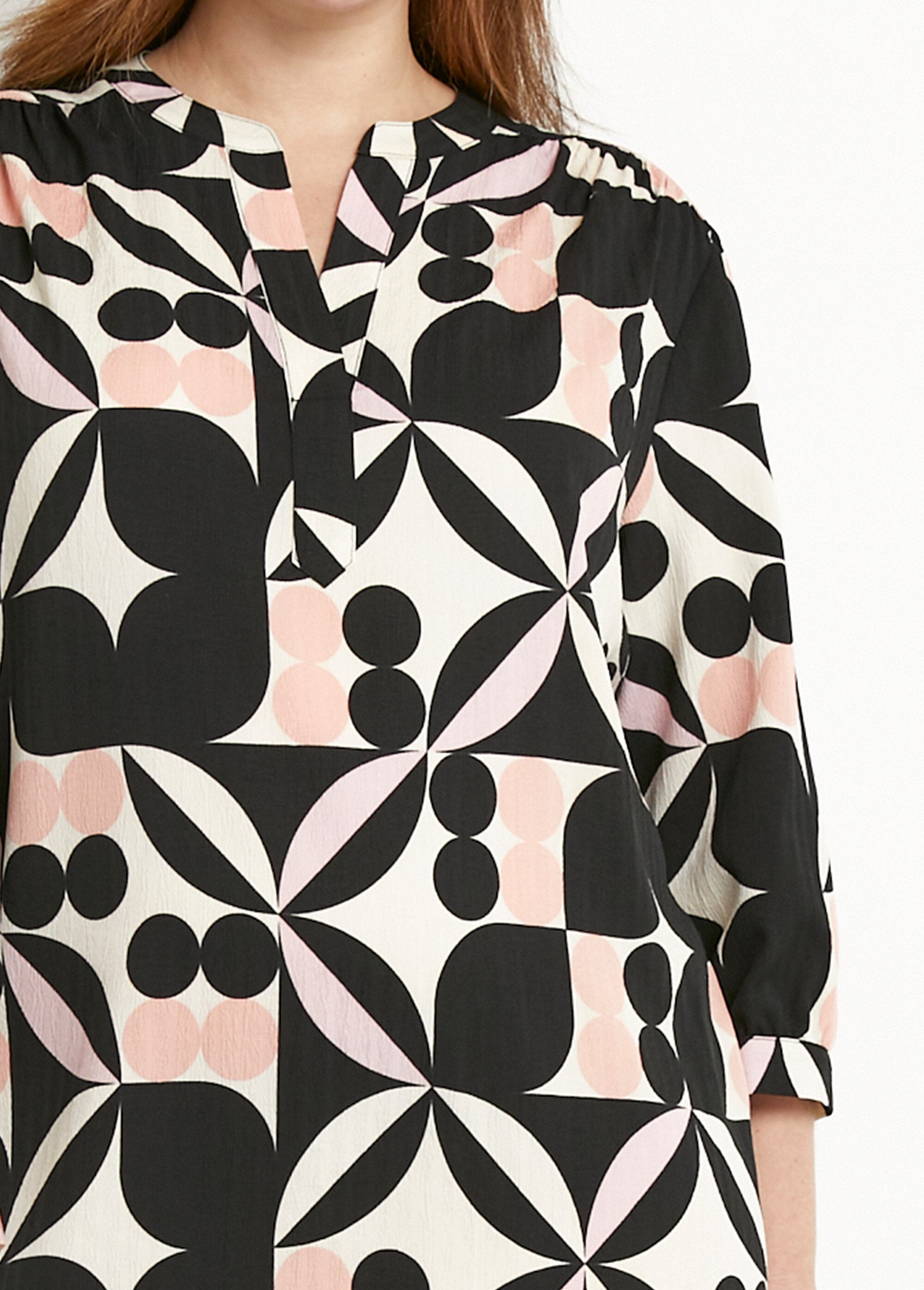 Vestido_curto_reto_com_mangas_3/4_e_estampa_gráfica_Noir_et_rose_DE1_curvy