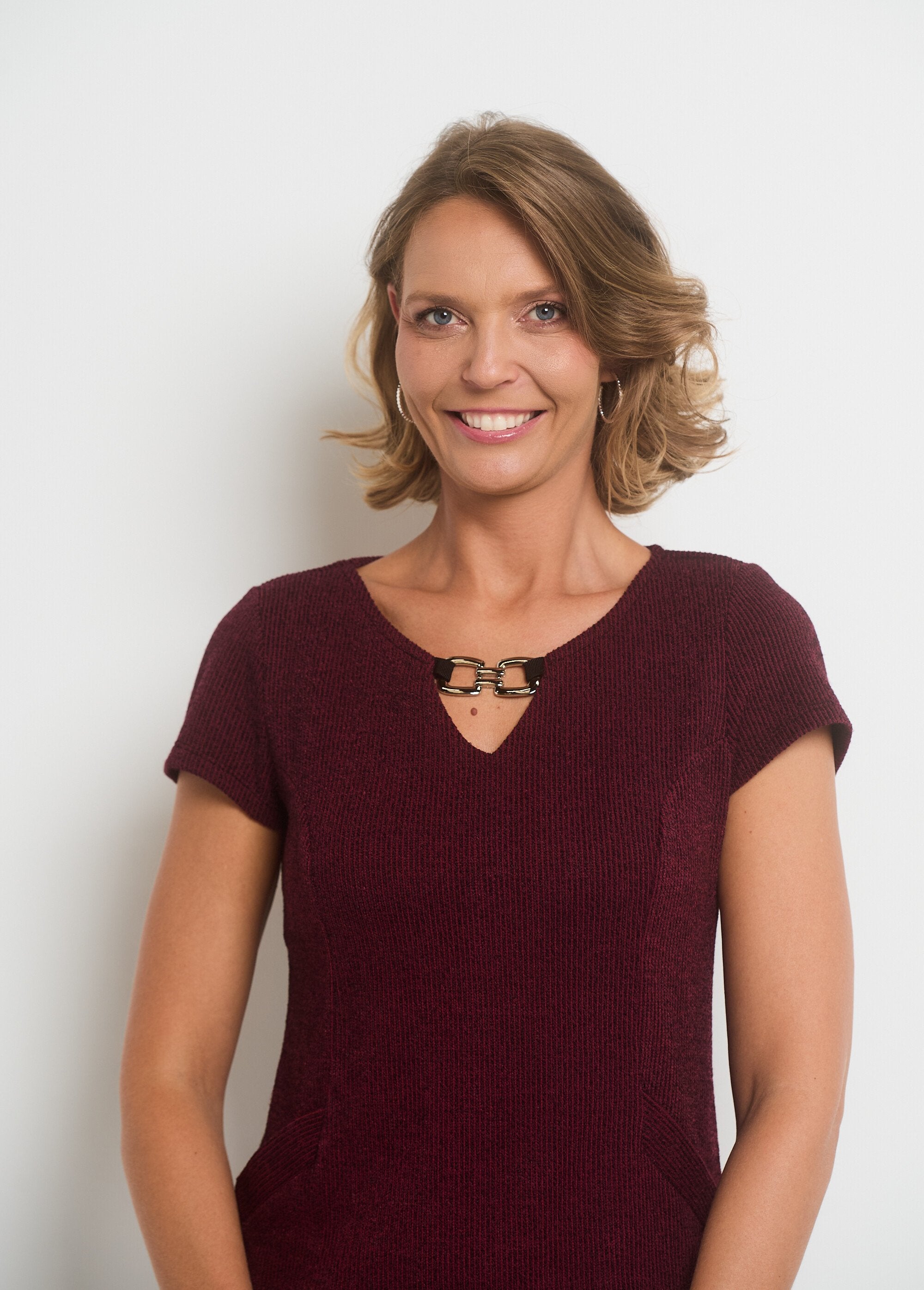 Vestido_de_malha_reta_com_decote_joia_Bordeaux_DE1_slim