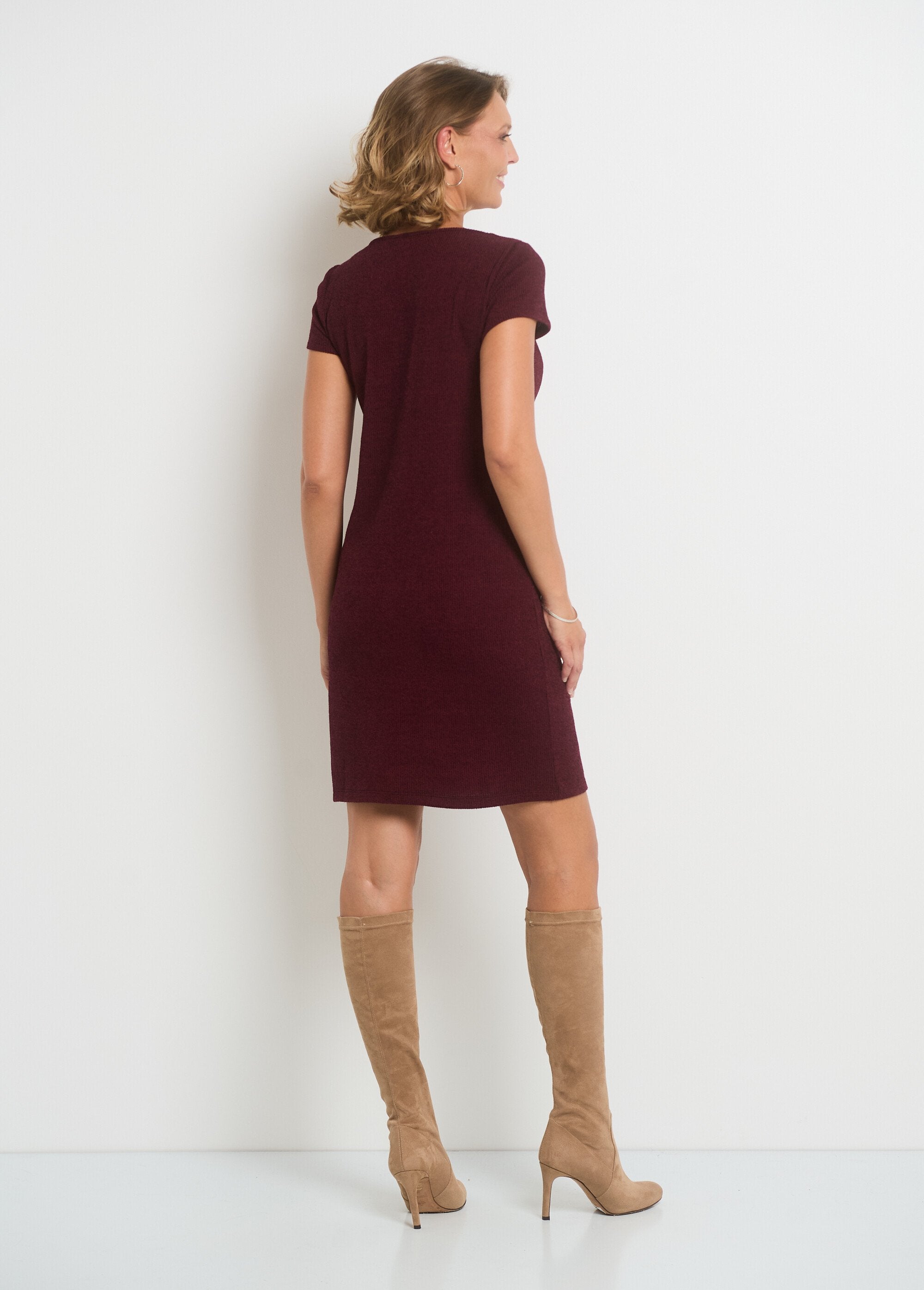 Vestido_de_malha_reta_com_decote_joia_Bordeaux_DO1_slim