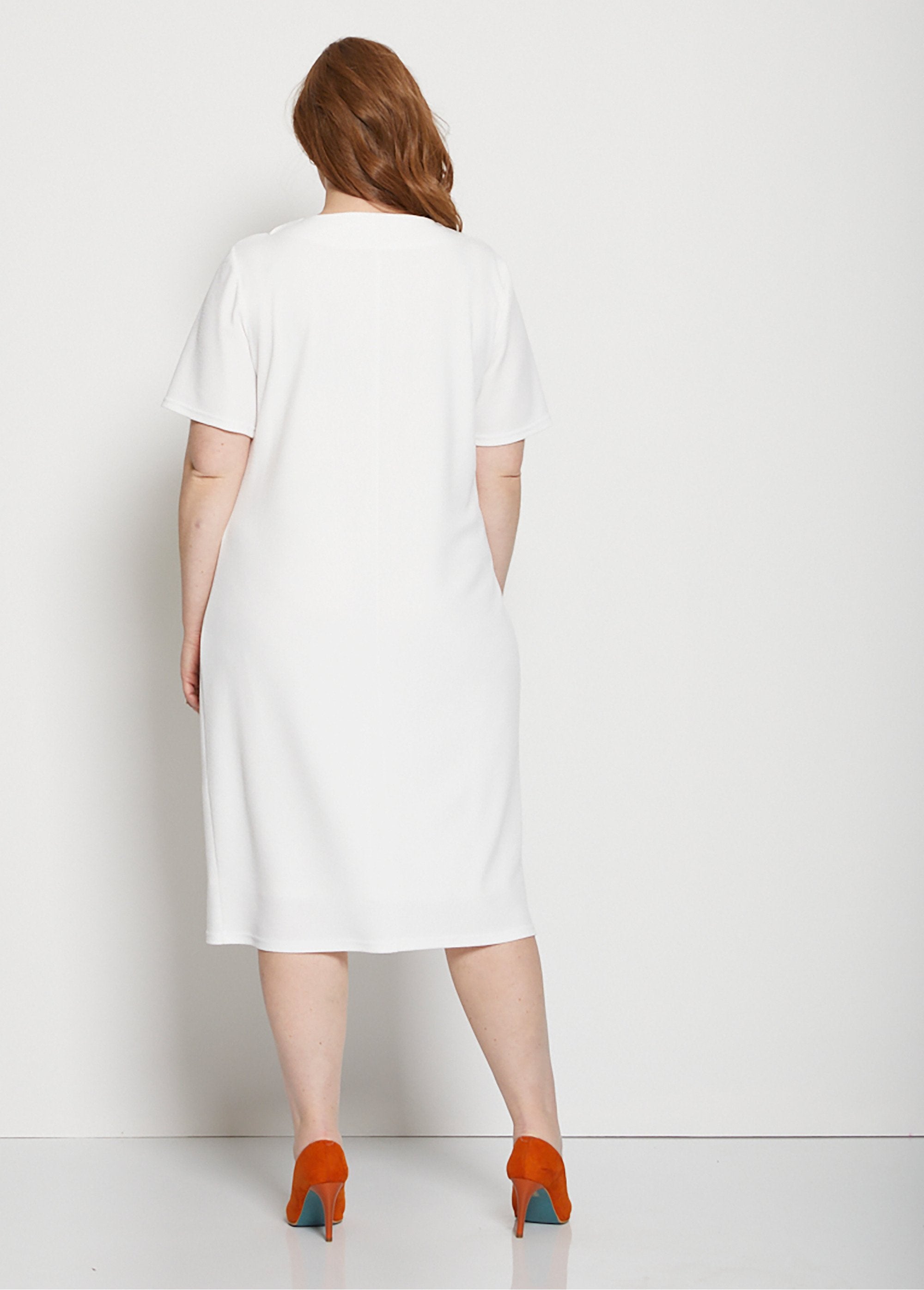 Vestido_reto_em_malha_waffle_com_padrão_colocado_Fond_naturel_DO1_curvy