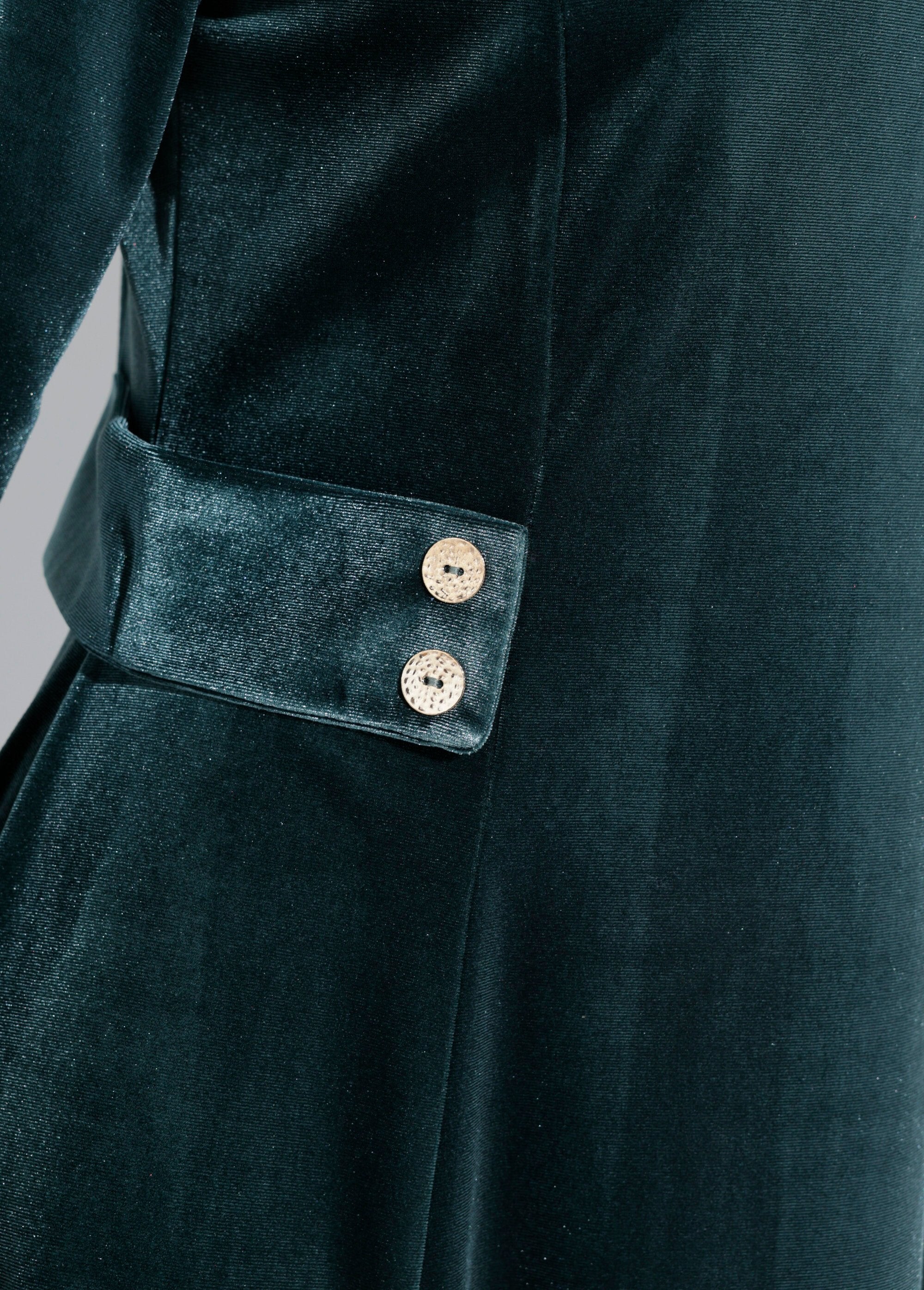 Vestido_de_veludo_com_decote_redondo_e_cintura_marcada_Vert_DE1_slim