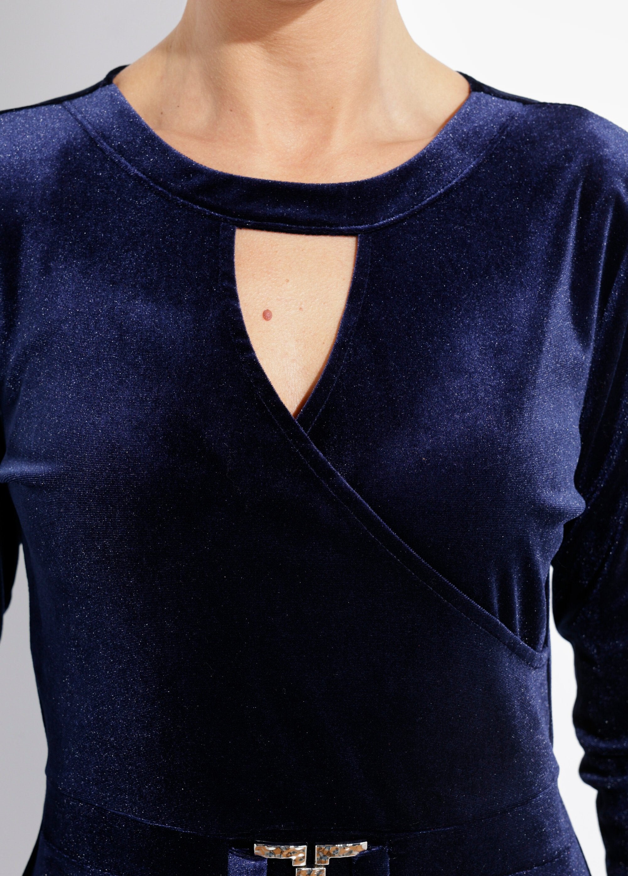 Vestido_de_veludo_com_gola_redonda_Marine_DE1_slim