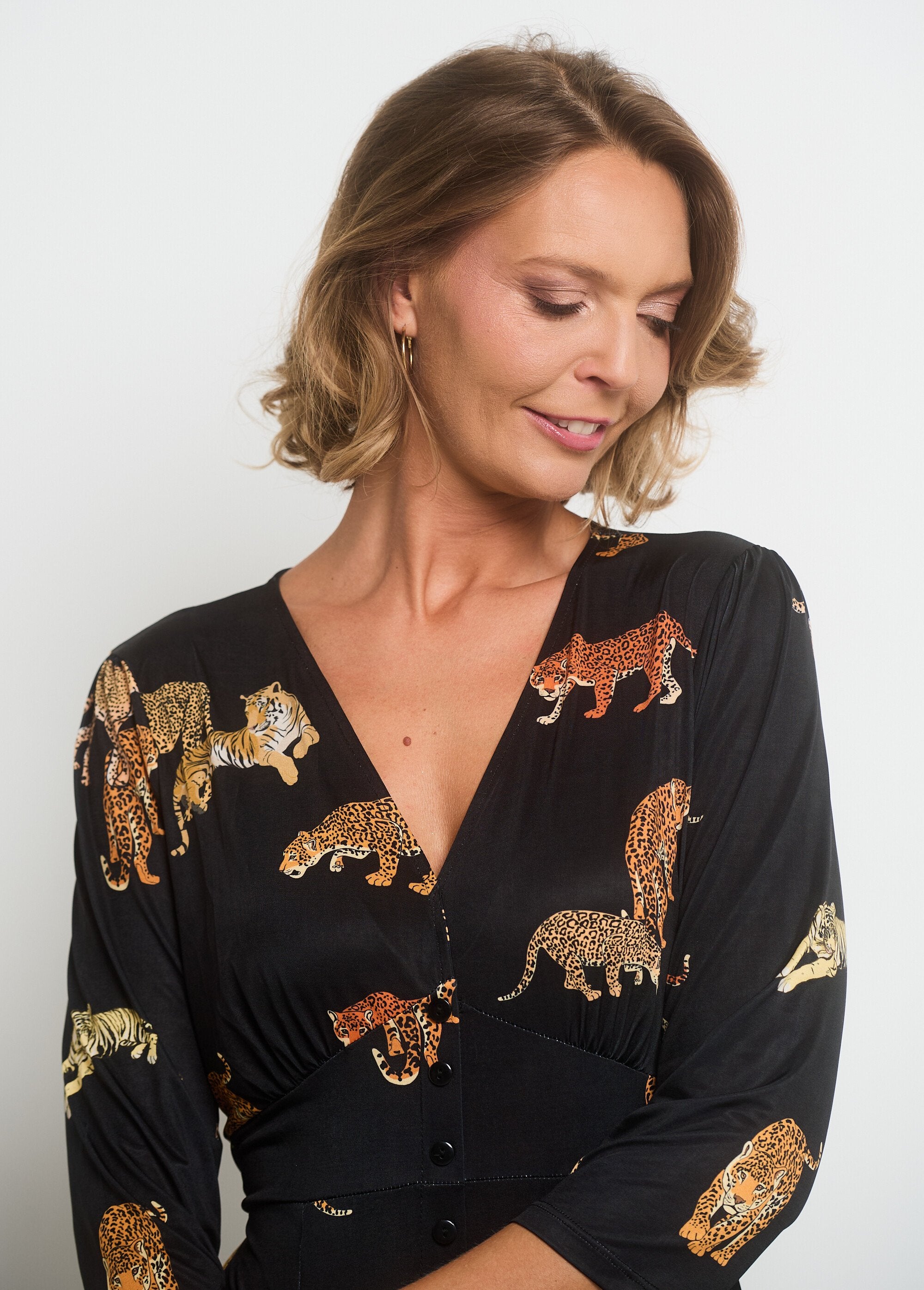 Vestido_fluido_com_estampa_animal_e_decote_em_V_Noir_imprime_DE1_slim