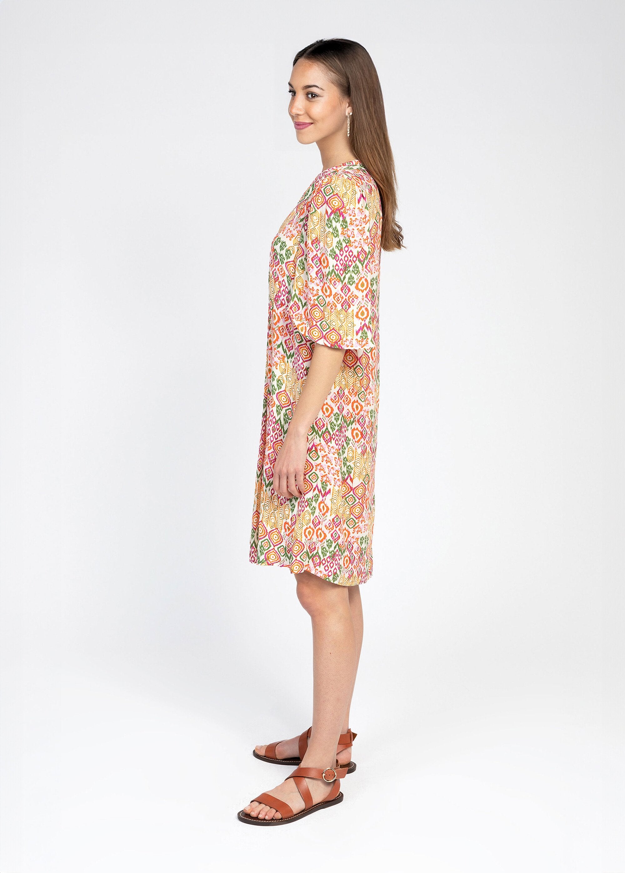 Vestido_fluido_com_estampa_étnica_e_decote_em_V_Estampa_vermelha_GA1_slim