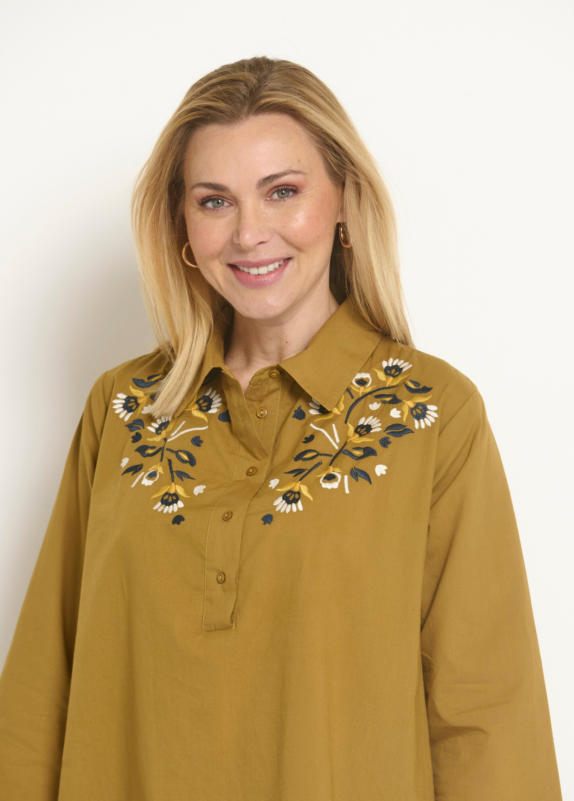 Vestido_com_manga_3/4_e_bordado_colorido_Noisette_DE1_slim