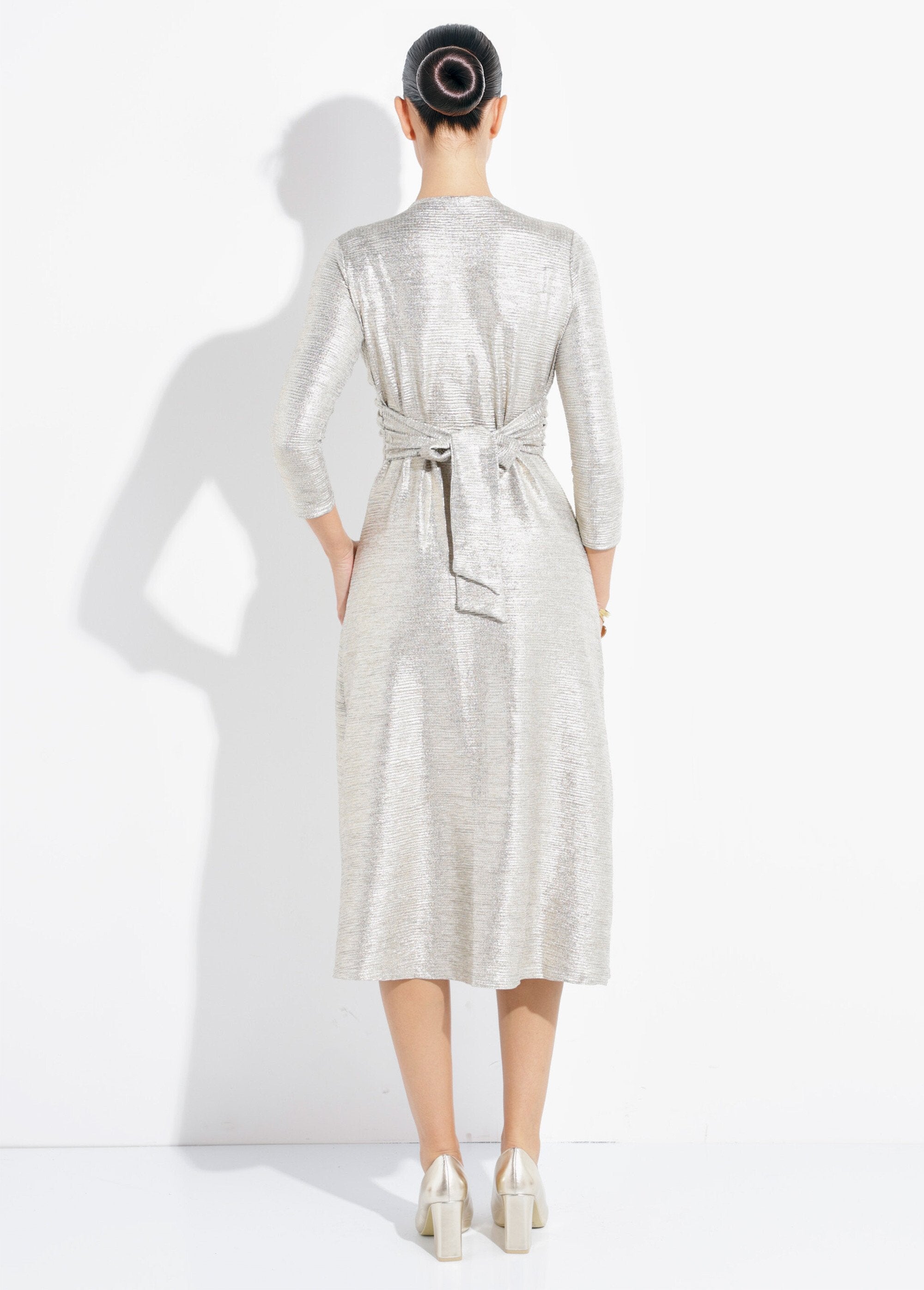 Vestido_maxi_plissado_com_decote_em_V_brilhante_Dore_DO1_slim