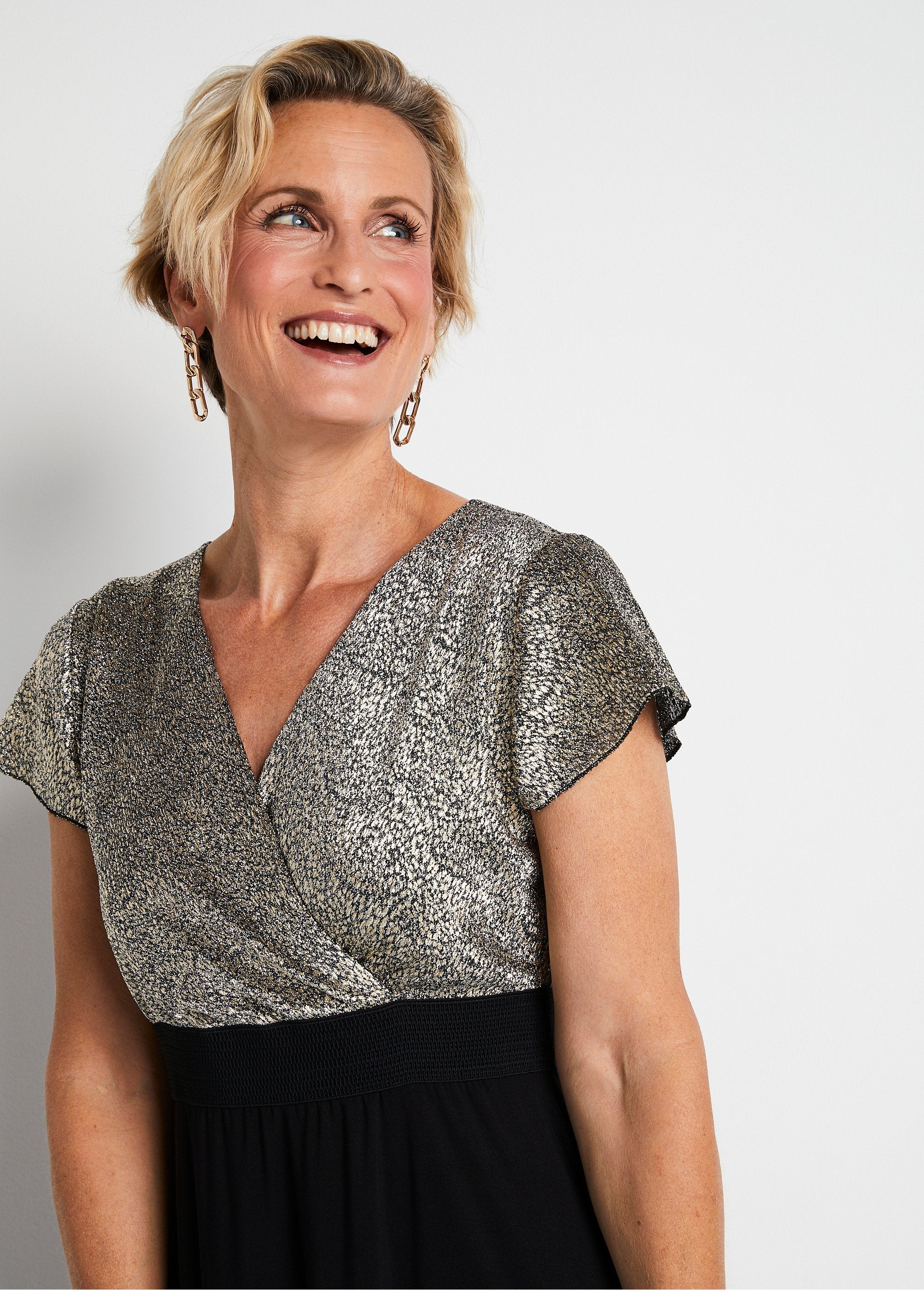 Vestido_longo_em_dois_tons_Preto_e_dourado_DE1_slim