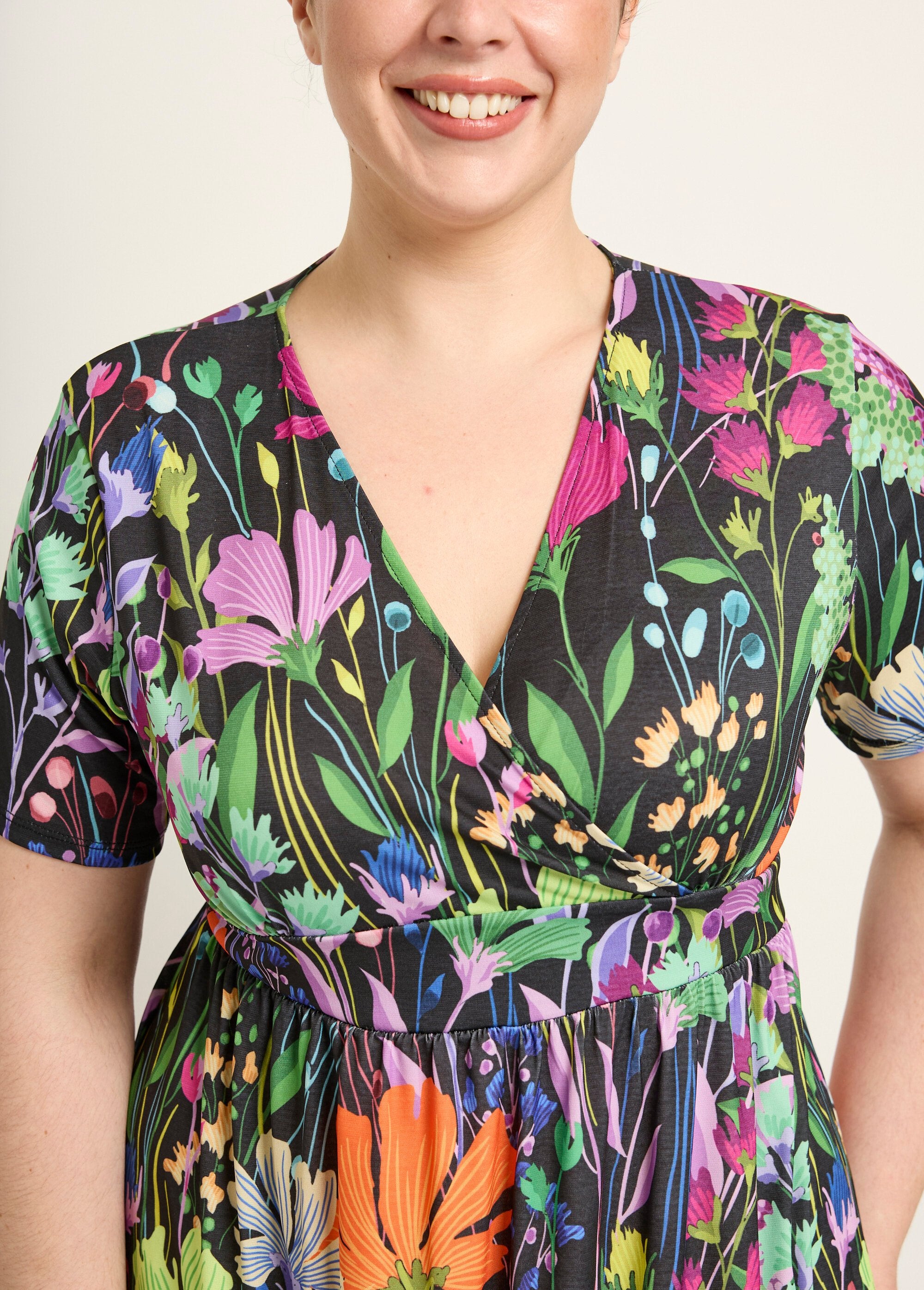 Vestido_longo_e_fluido_com_mangas_curtas_e_estampa_floral_Imprime_fond_noir_DE1_curvy