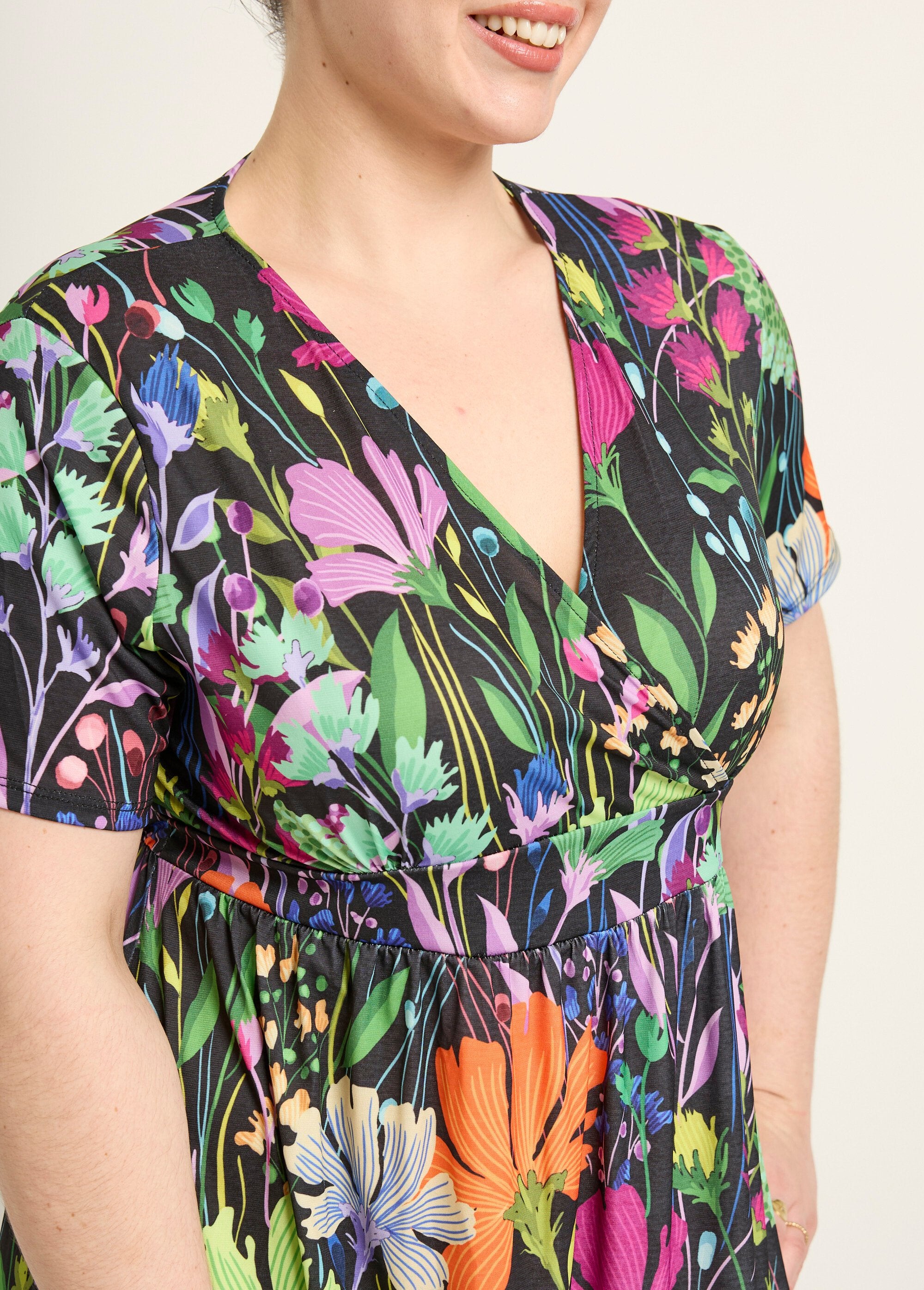 Vestido_longo_e_fluido_com_mangas_curtas_e_estampa_floral_Imprime_fond_noir_DE2_curvy