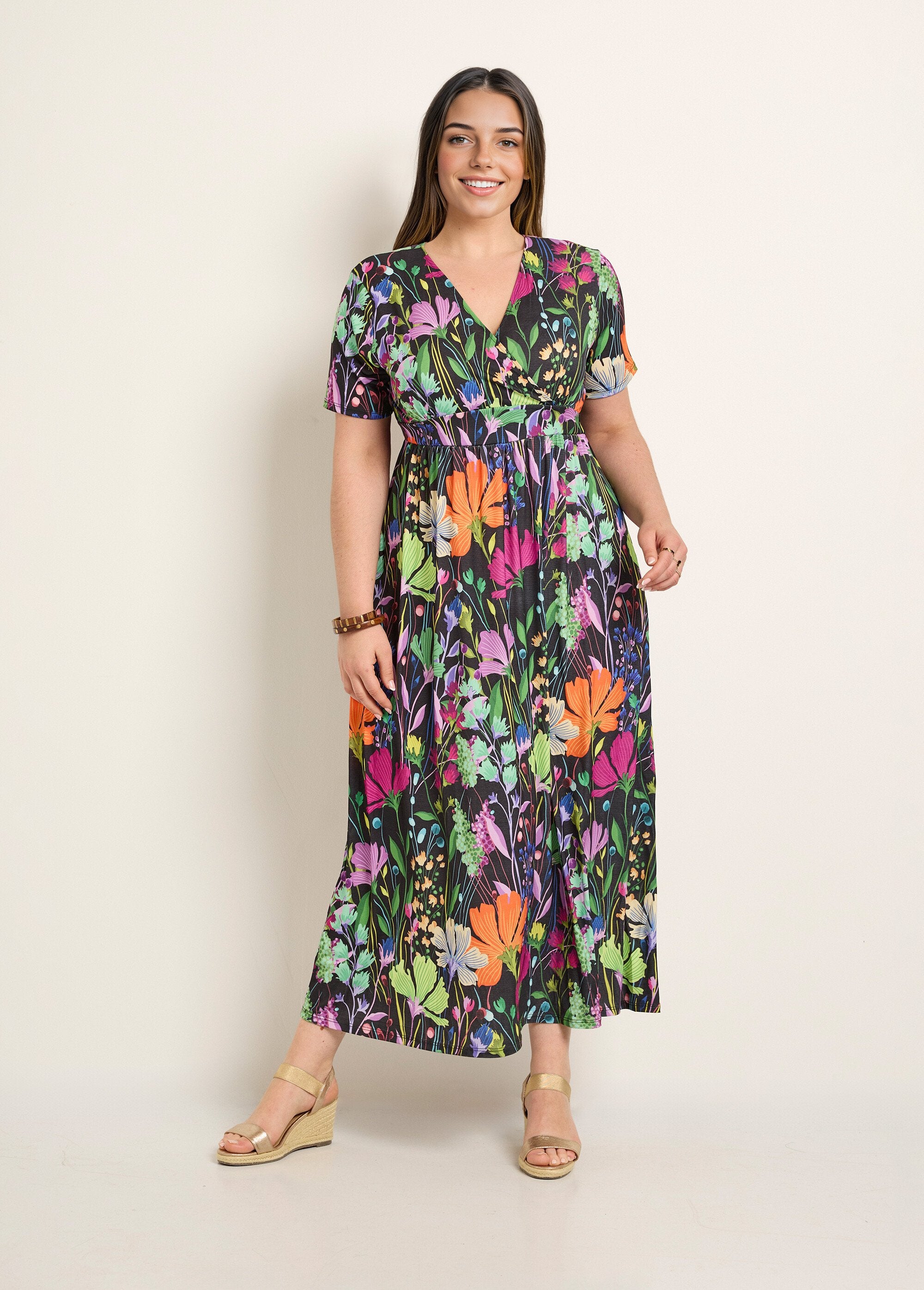 Vestido_longo_e_fluido_com_mangas_curtas_e_estampa_floral_Imprime_fond_noir_FA1_curvy