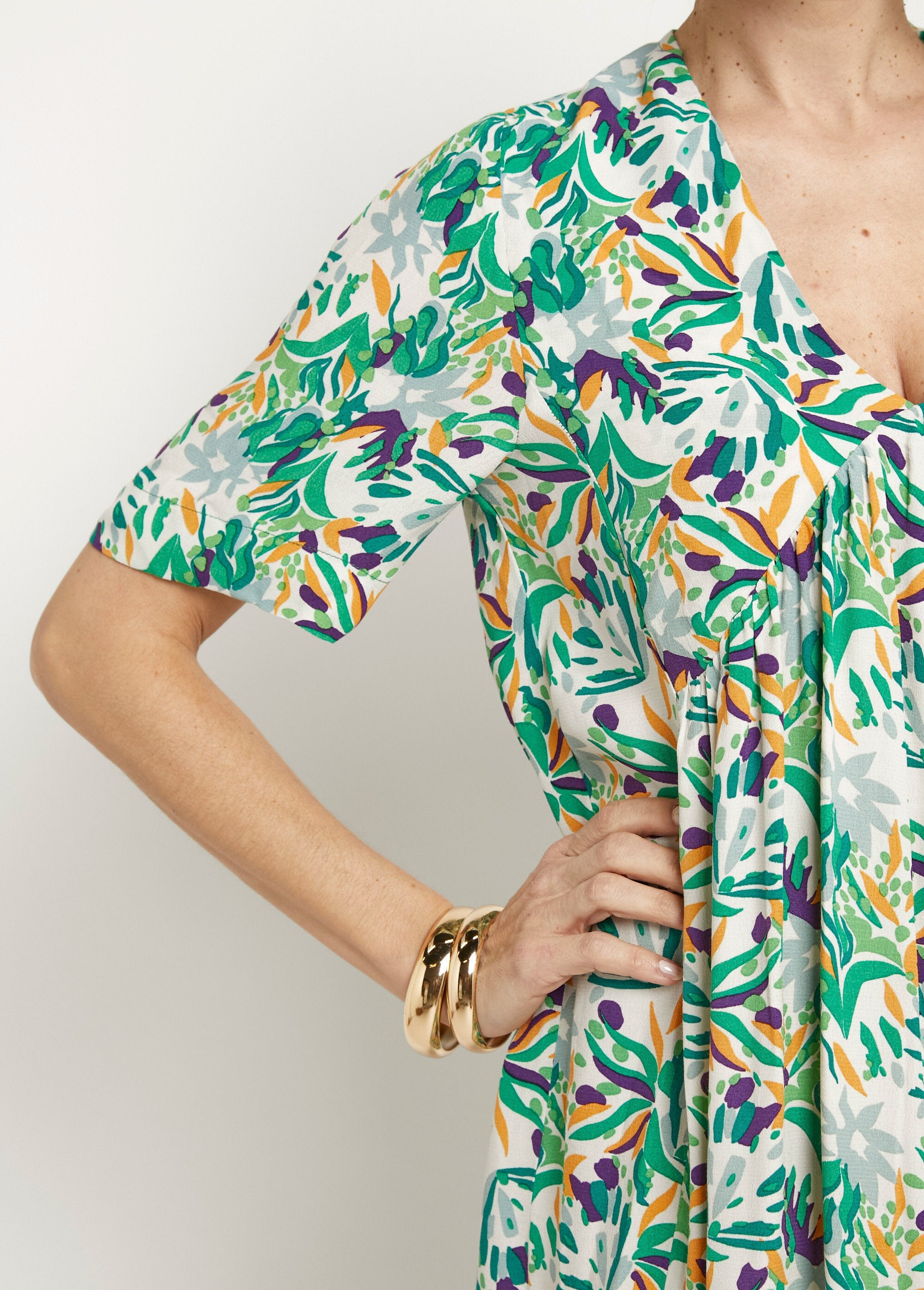 Vestido_longo_estampado_com_decote_em_V_e_mangas_curtas_Vert_imprime_DE2_slim