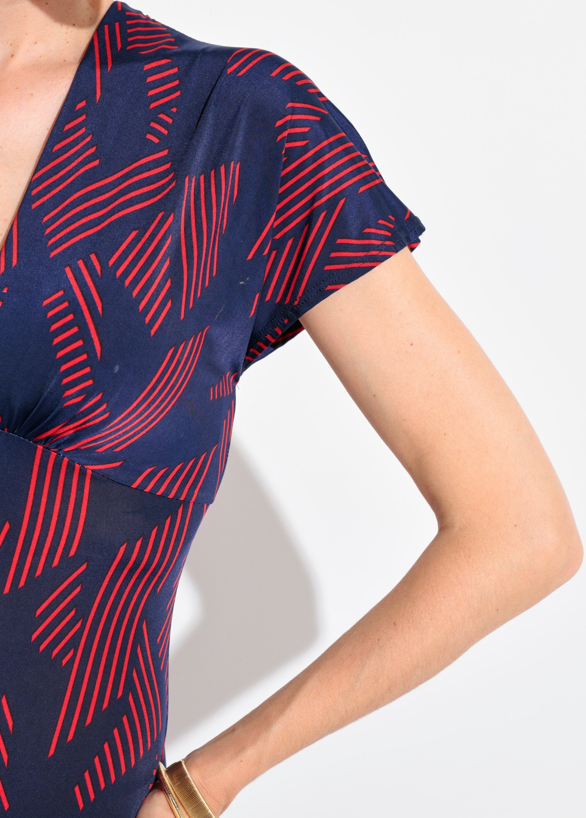 Vestido_de_manga_comprida_com_decote_em_V_e_estampa_gráfica_Marine_et_bordeaux_DE2_slim