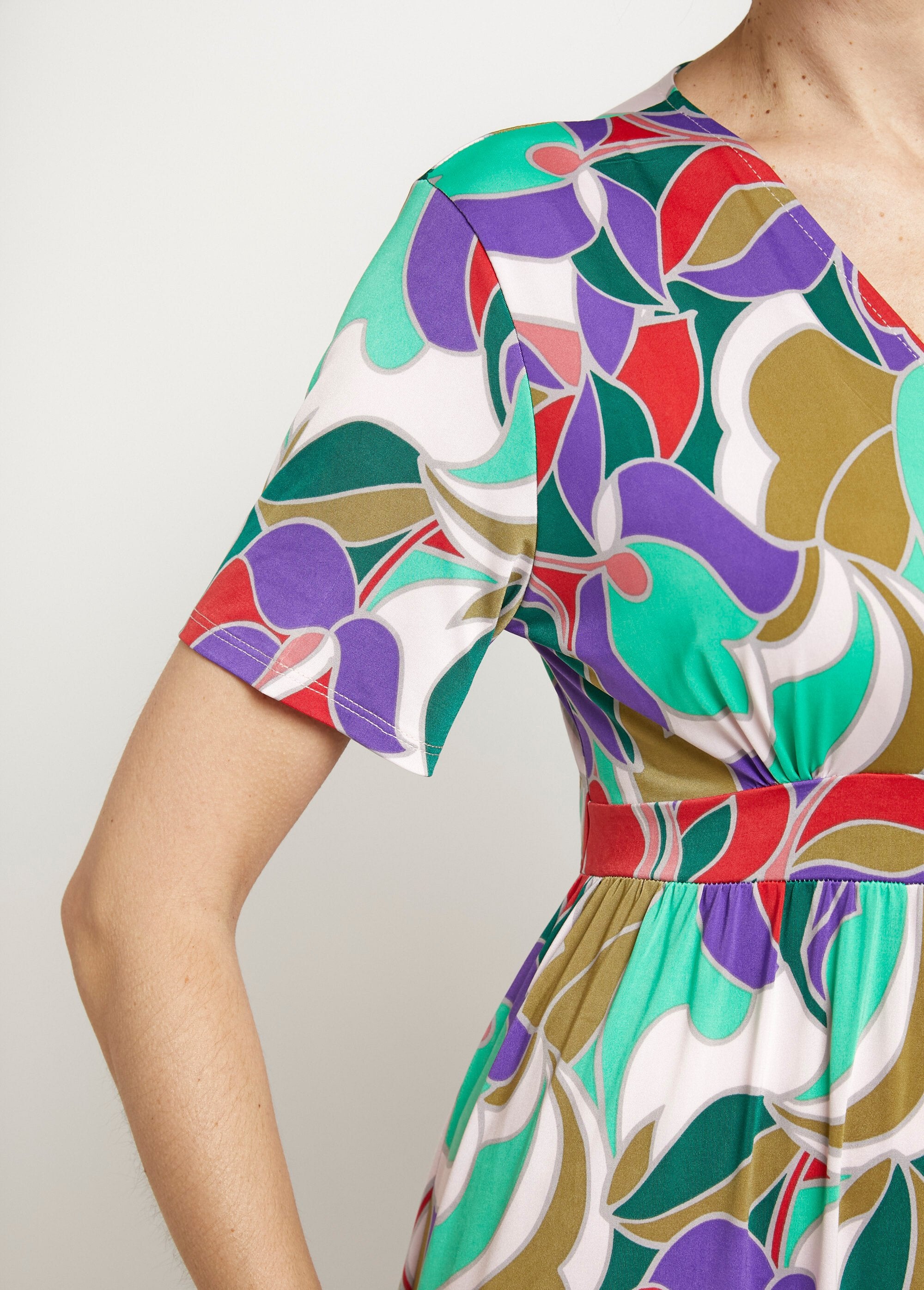 Vestido_longo_com_mangas_curtas,_estampa_floral_Imprime_violet_et_vert_DE4_slim