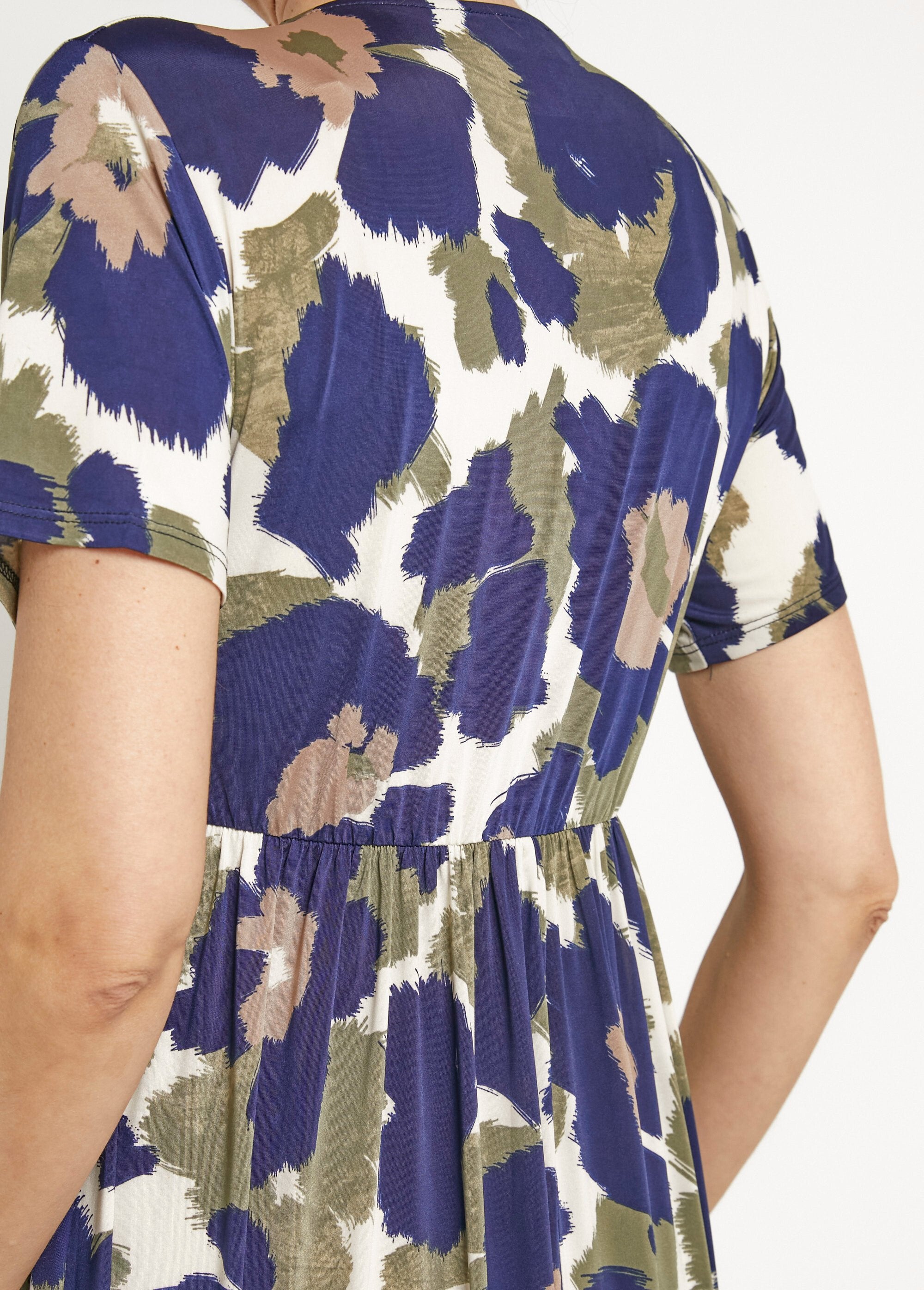 Vestido_longo_com_mangas_curtas,_estampa_floral_estilizada_Marine_et_kaki_DE2_slim