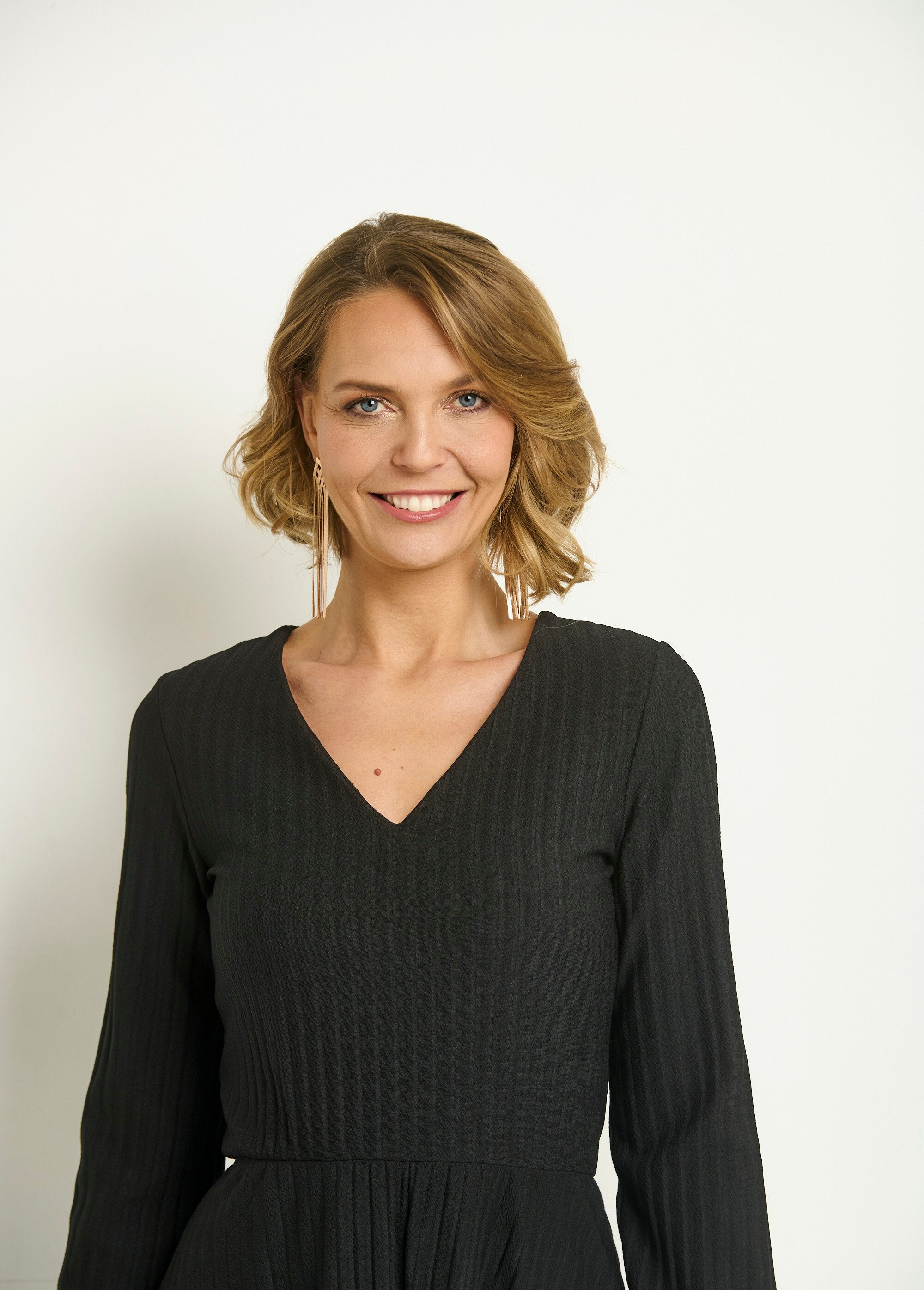 Vestido_longo_plissado_com_decote_em_V_e_detalhes_em_renda_Noir_DE1_slim