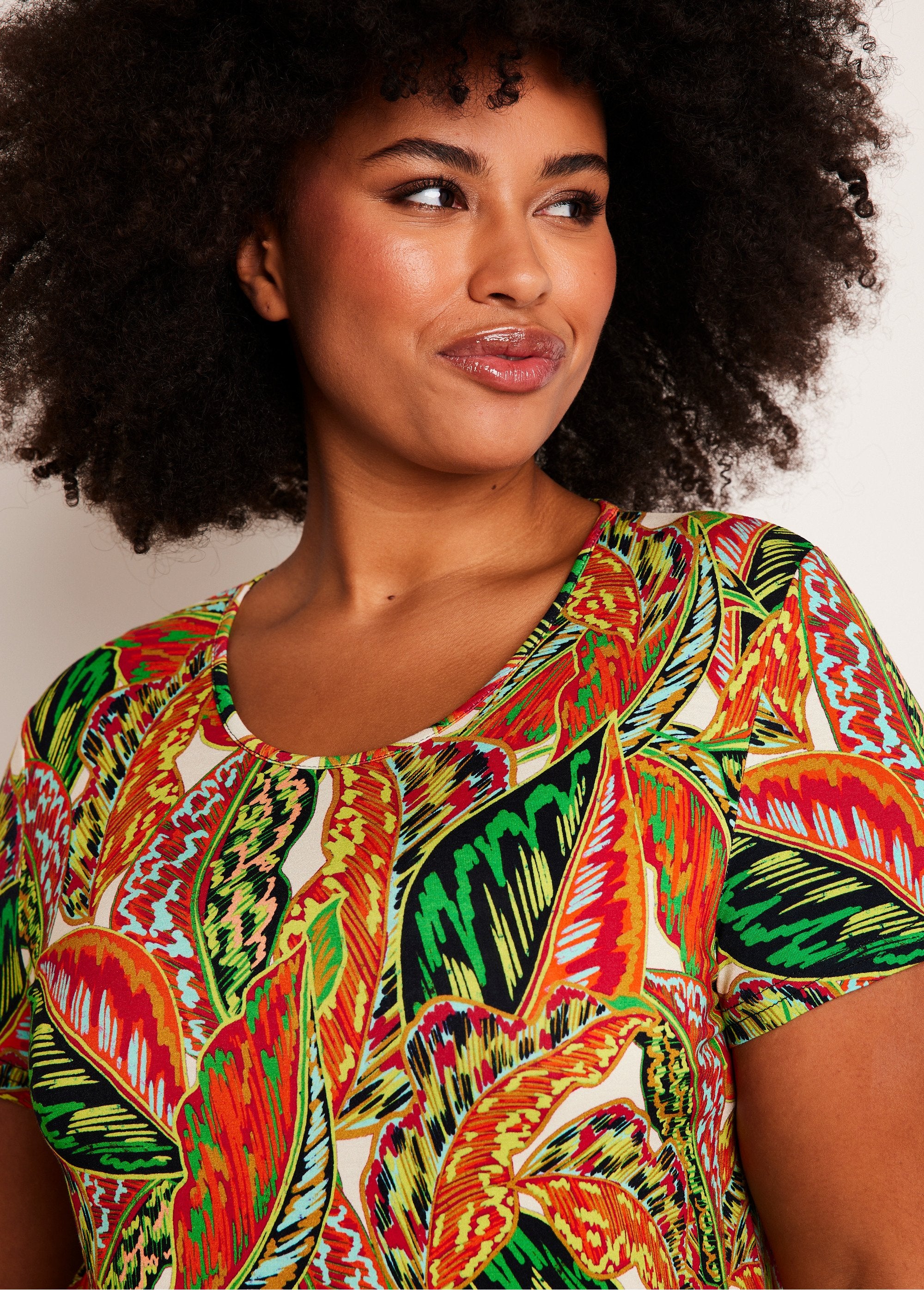 Vestido_curto_de_malha_reta_com_estampa_de_folhagens_Verde_e_vermelho_DE1_curvy