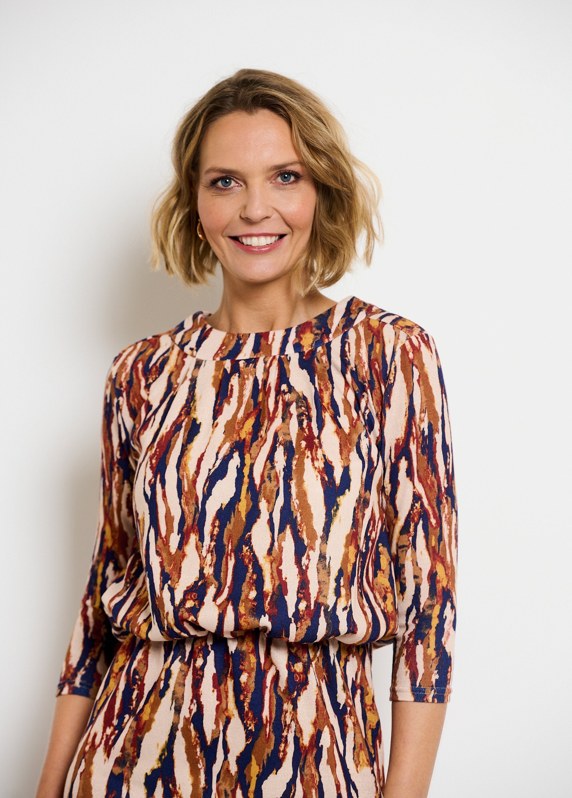 Vestido_de_malha_com_cintura_bluson_e_botões_nas_costas_Marron_et_beige_DE1_slim