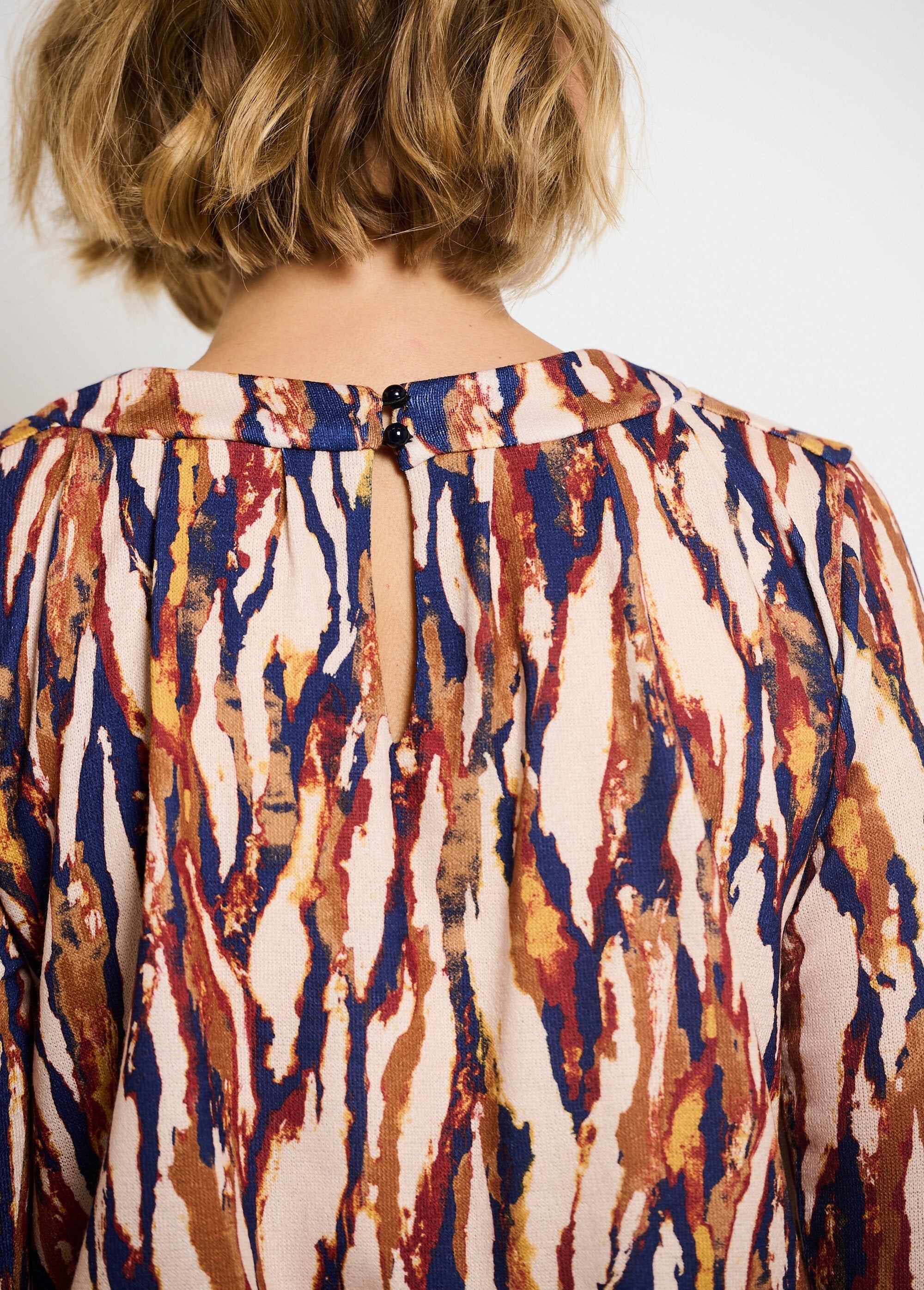 Vestido_de_malha_com_cintura_bluson_e_botões_nas_costas_Marron_et_beige_DO2_slim