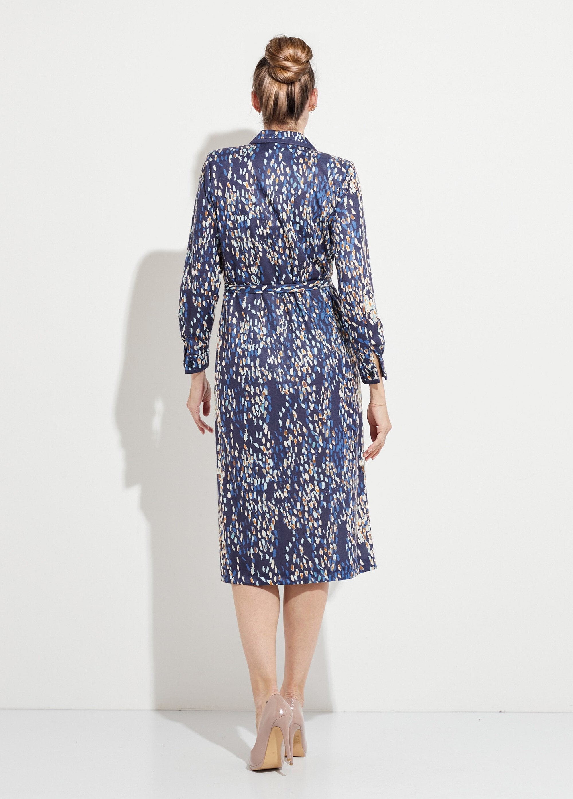 Vestido_de_comprimento_médio_com_gola_ajustada_e_fecho_de_abotoamento_duplo_Marine_et_beige_DO1_slim