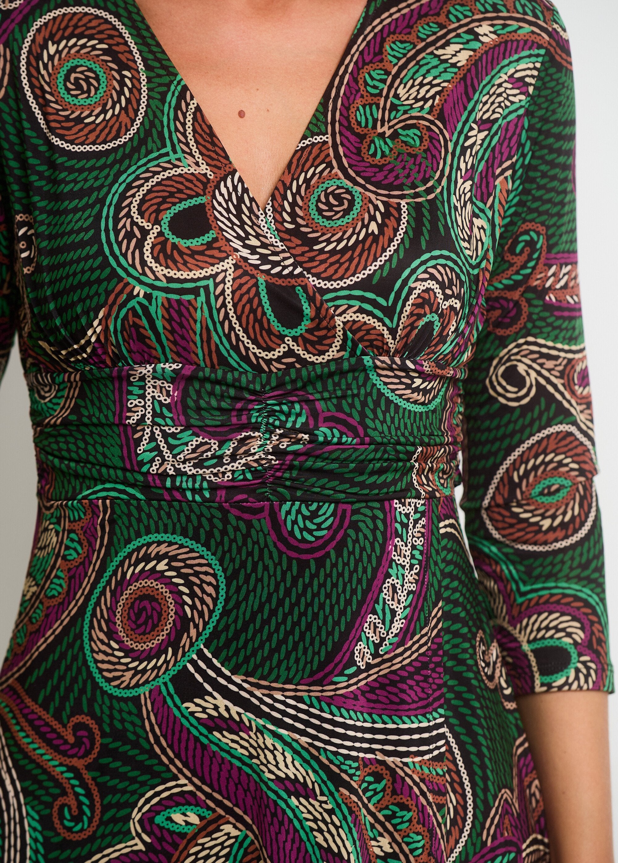 Vestido_envelope_de_malha_com_cintura_drapeada_Rose_et_vert_DE2_slim