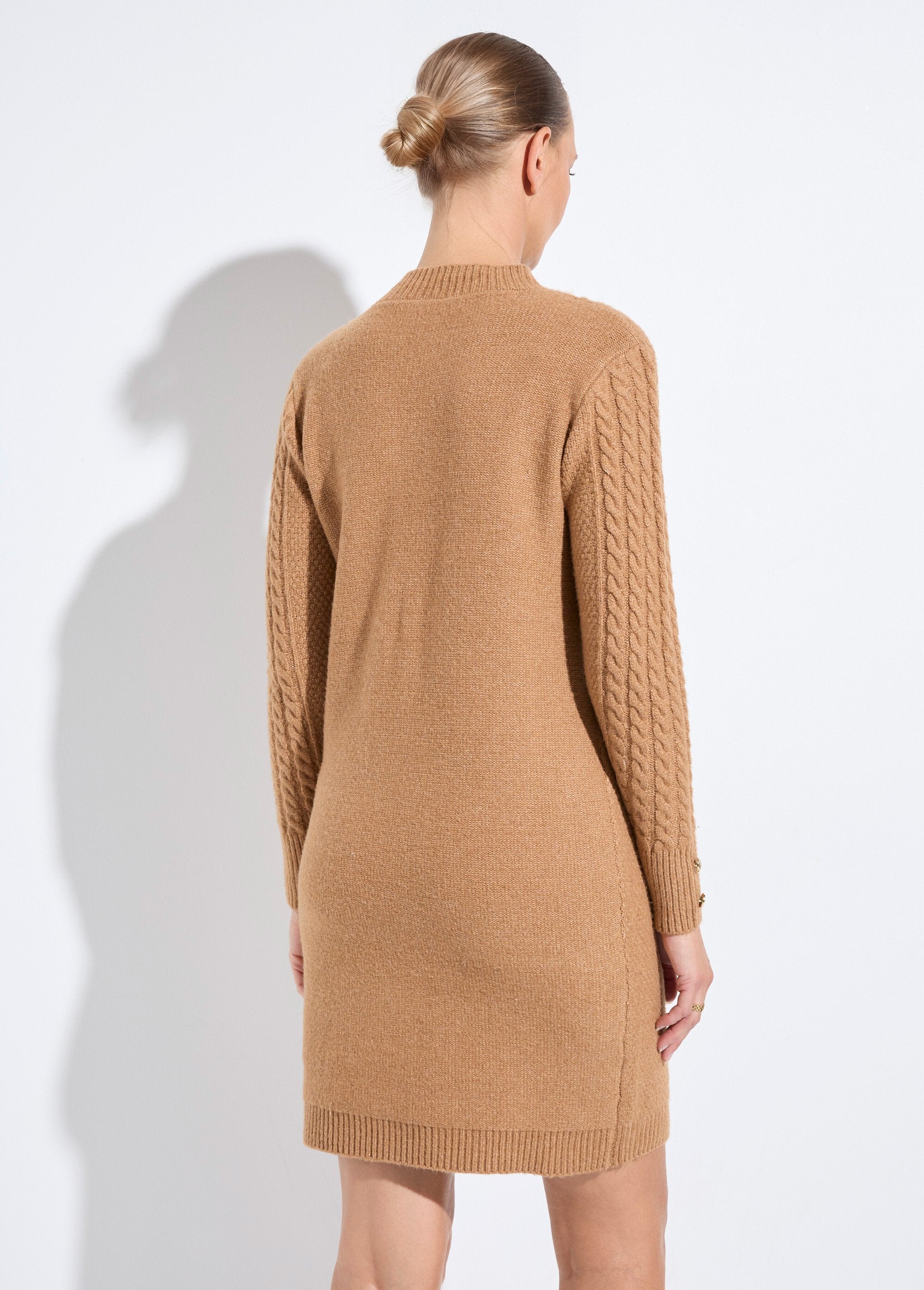 Vestido_curto_de_malha_lisa_com_gola_redonda_Camel_DO1_slim