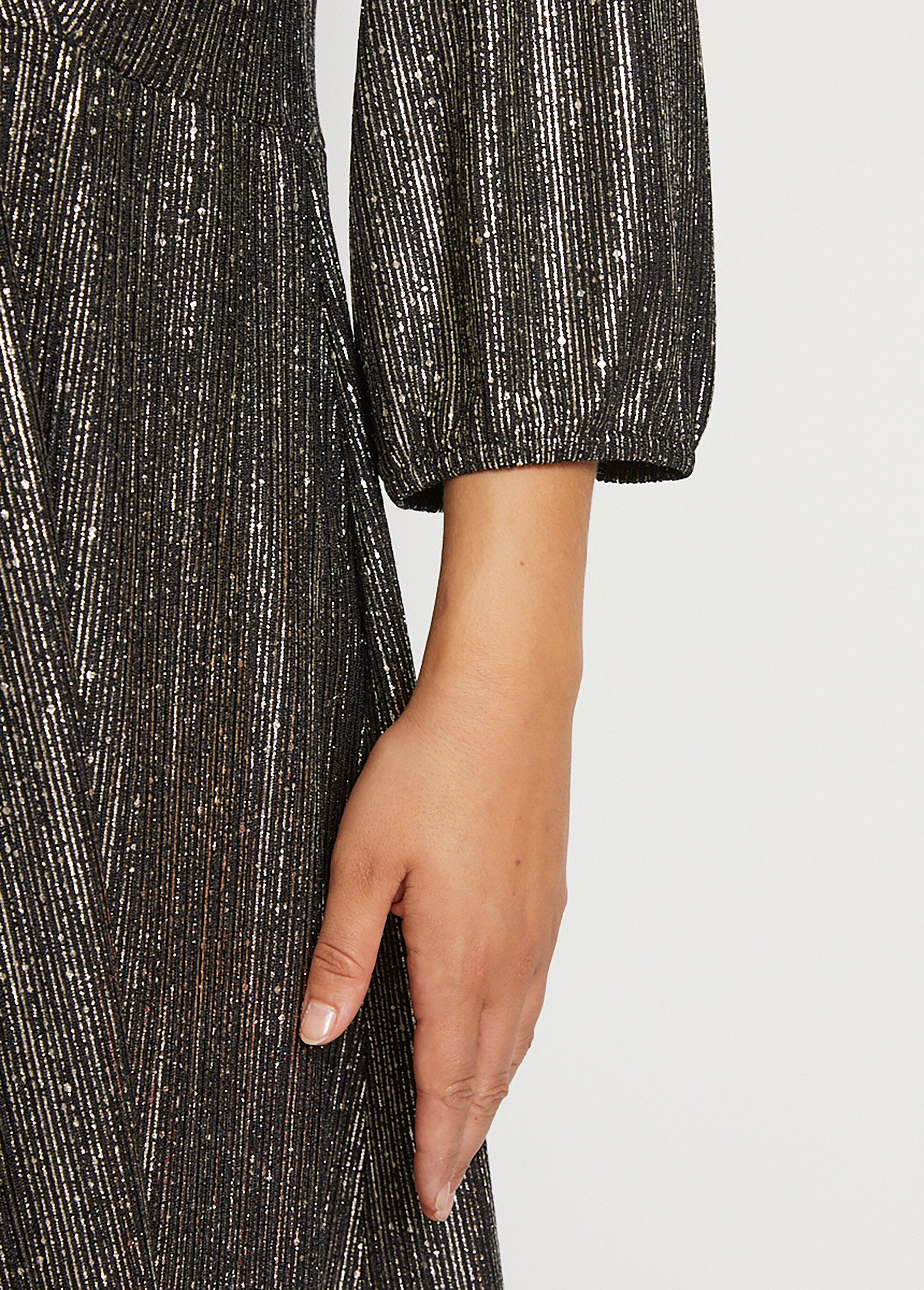 Vestido_envelope_brilhante_Noir_et_dore_DE2_curvy