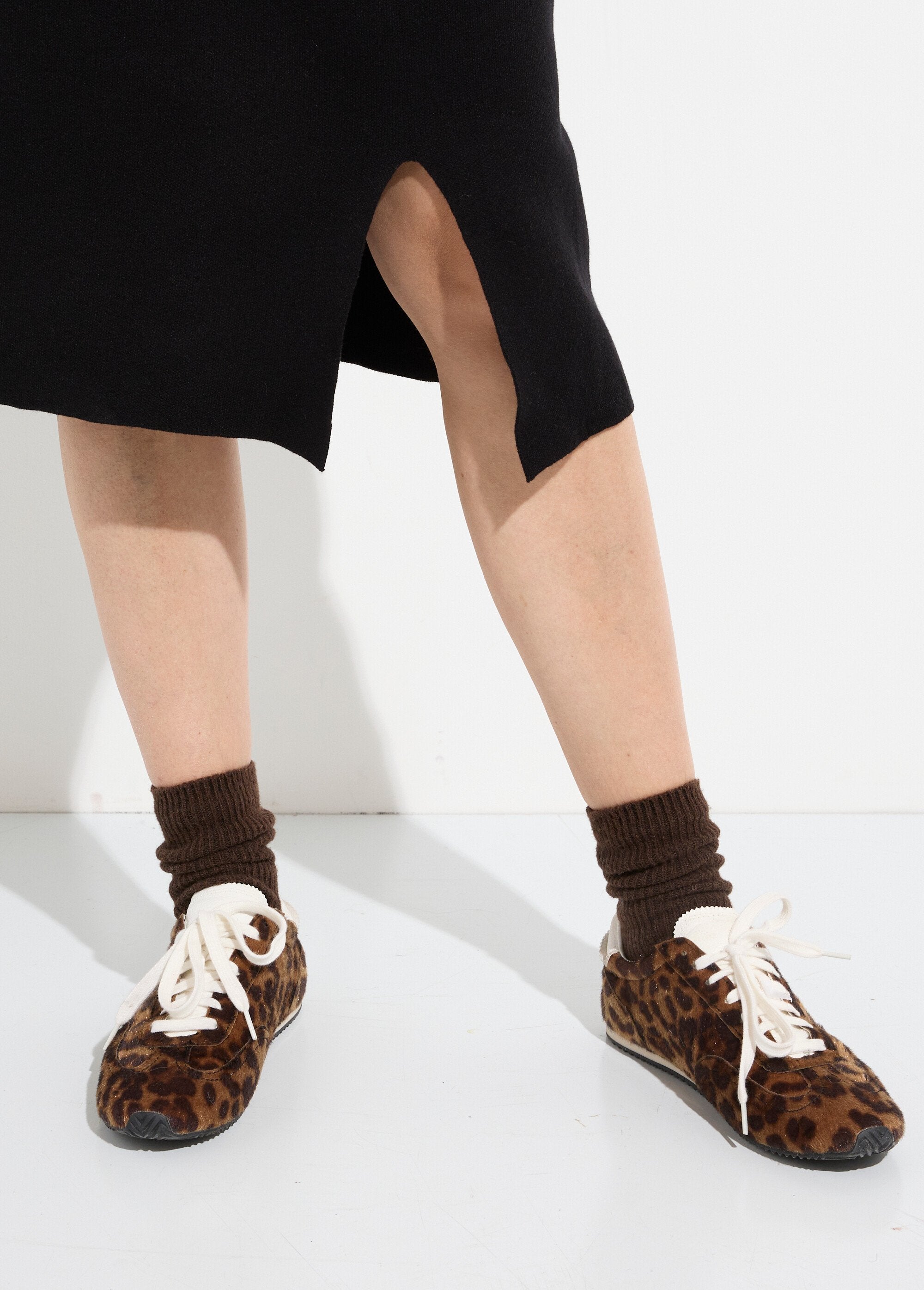 Vestido_de_malha_com_gola_alta_e_cinto_metálico_Noir_DE2_slim