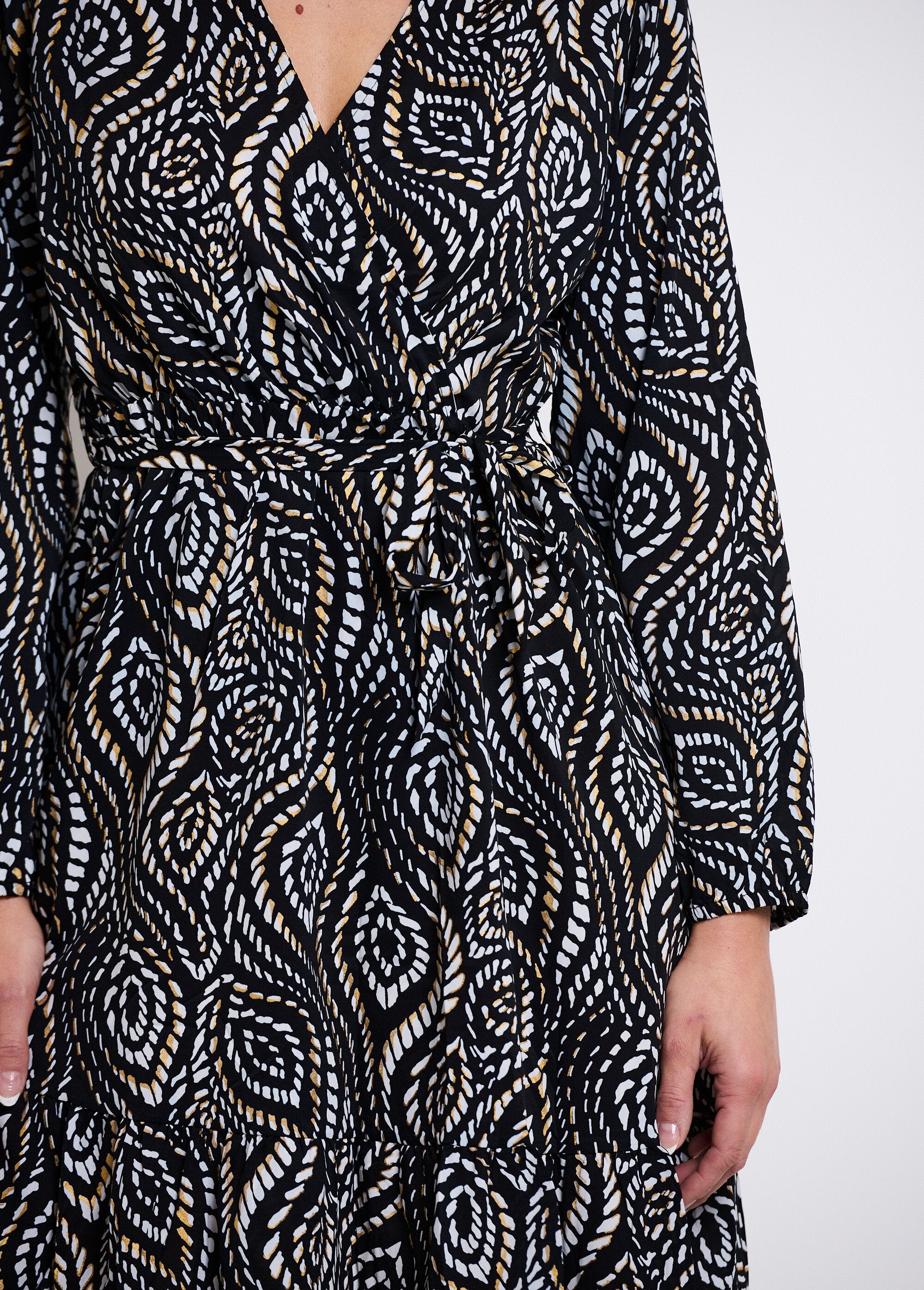 Vestido_curto_estampado_com_cinto_na_cintura_Noir_et_blanc__DE1_slim