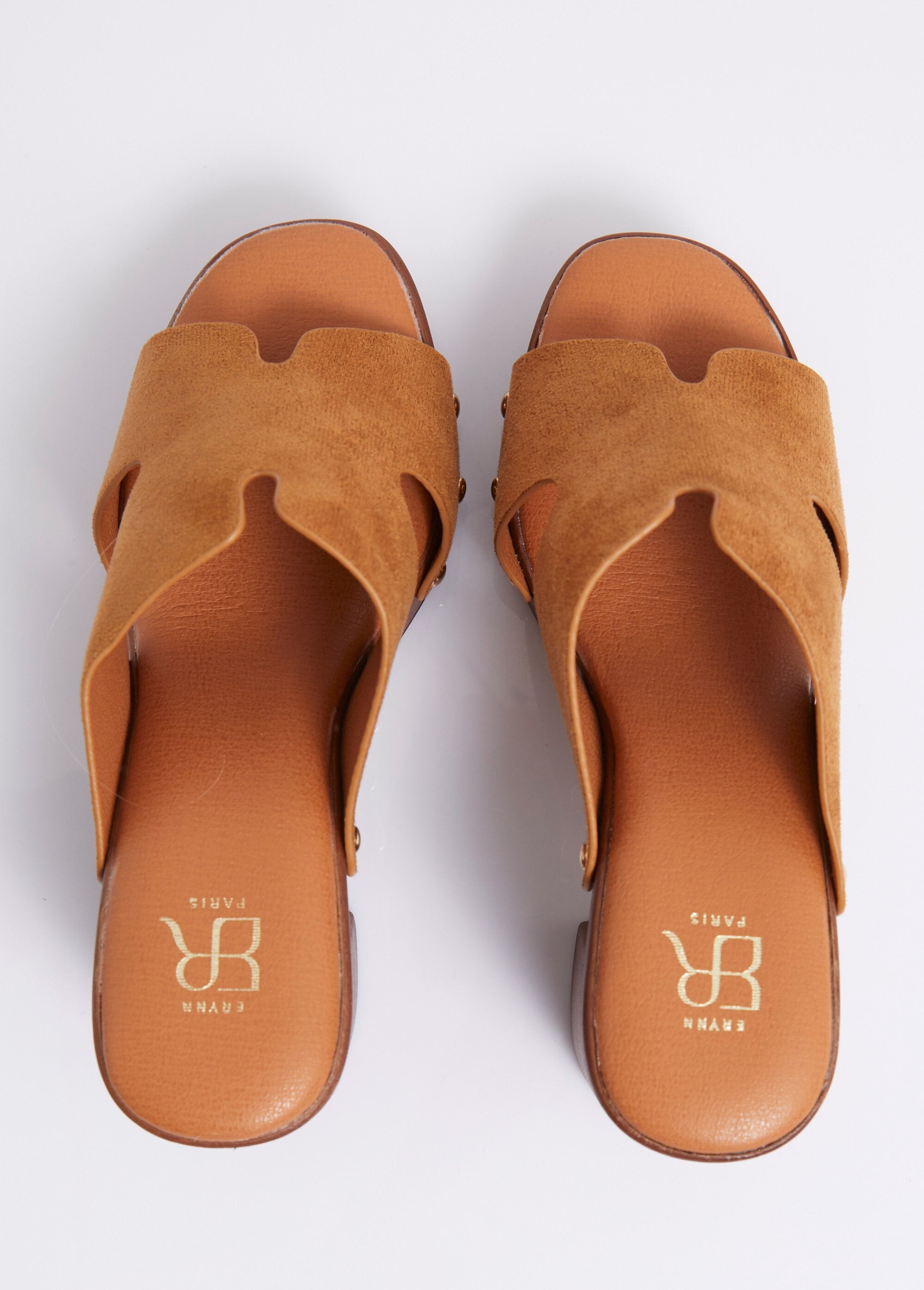 Sabots_à_talon,_dessus_suédine_cloutés_Camel_OV1_slim