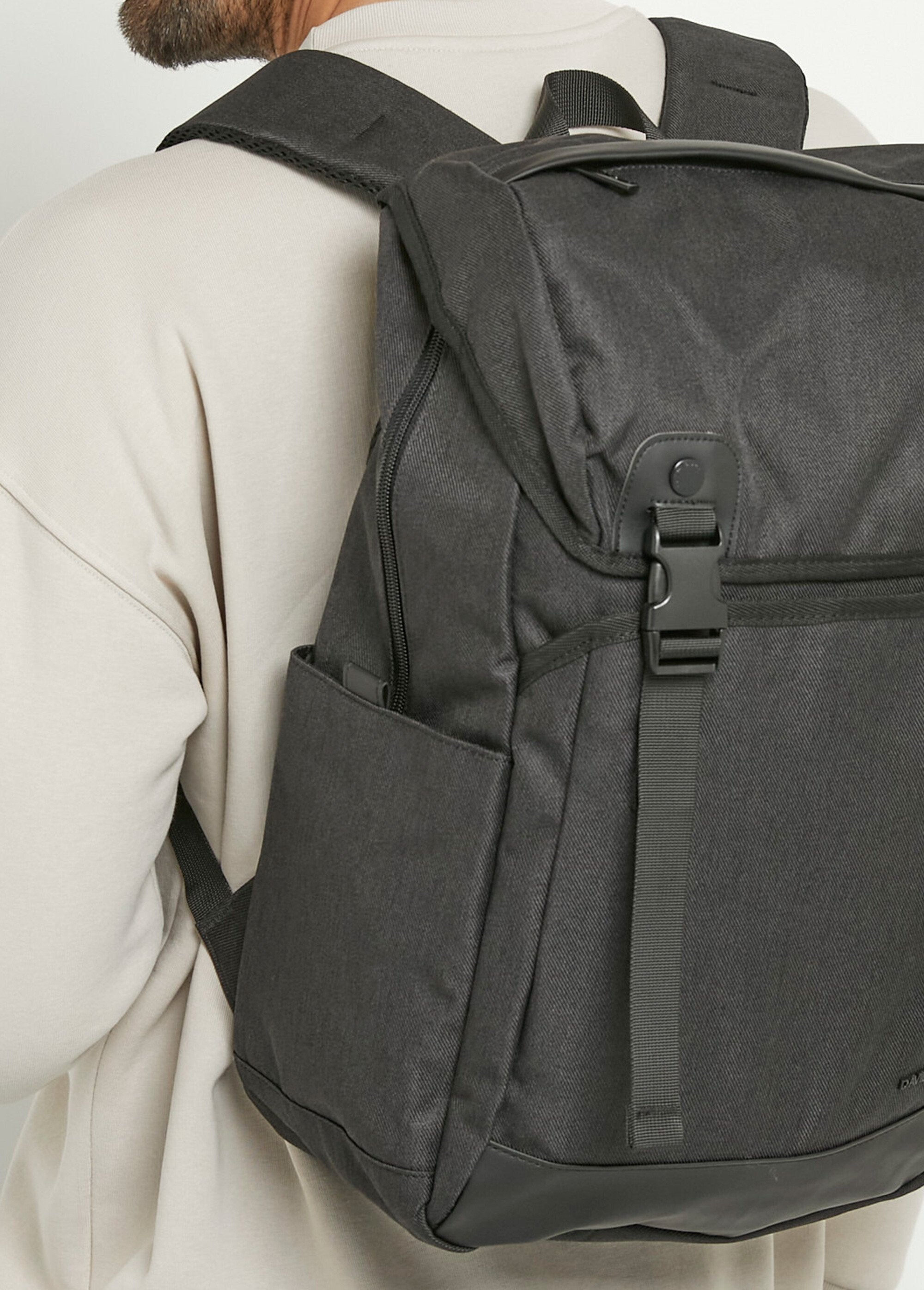 Mochila_urbana_com_vários_bolsos_Noir_DE2_slim