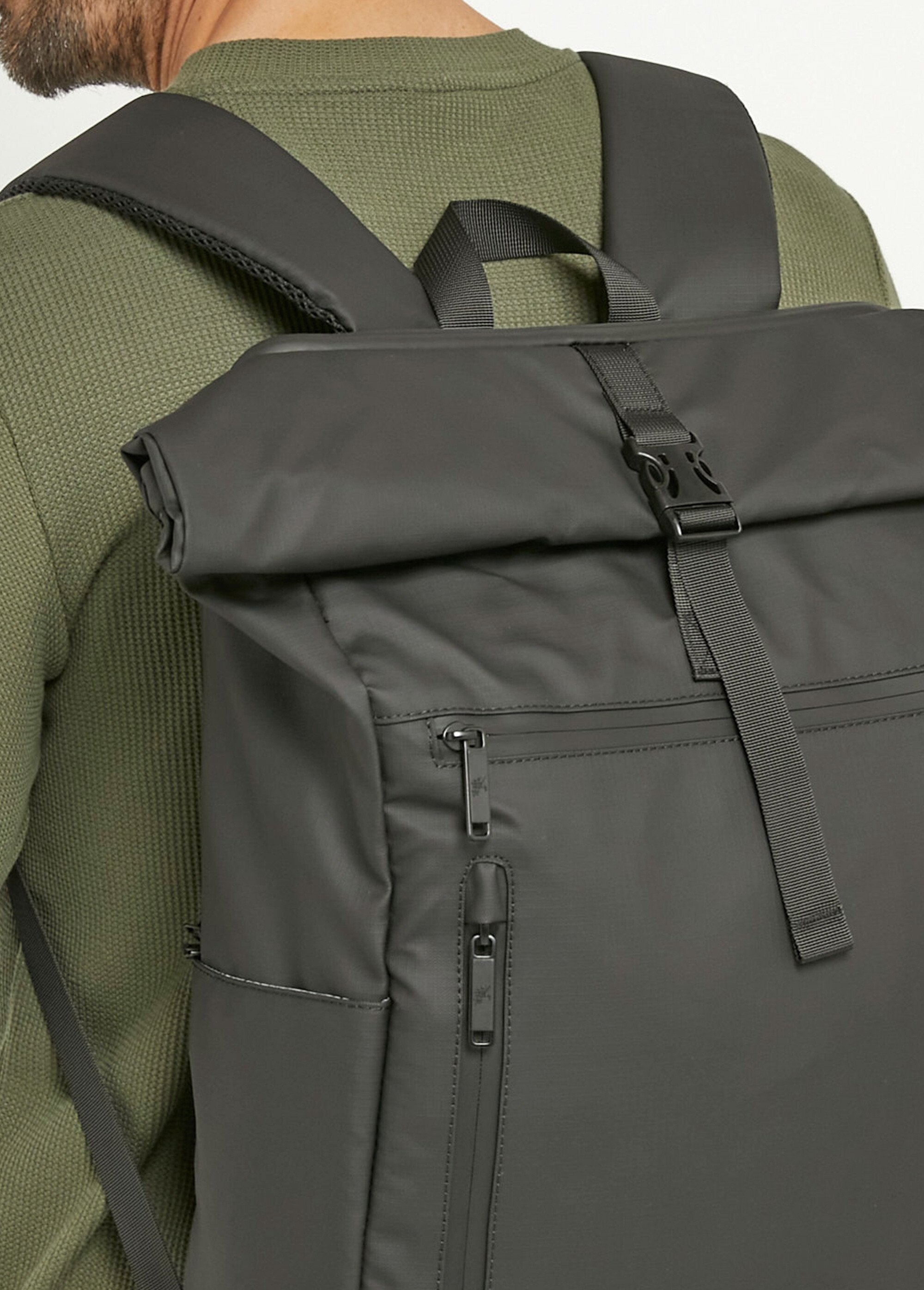 Mochila_urbana_com_vários_bolsos_e_fecho_de_correr_Noir_DE2_slim