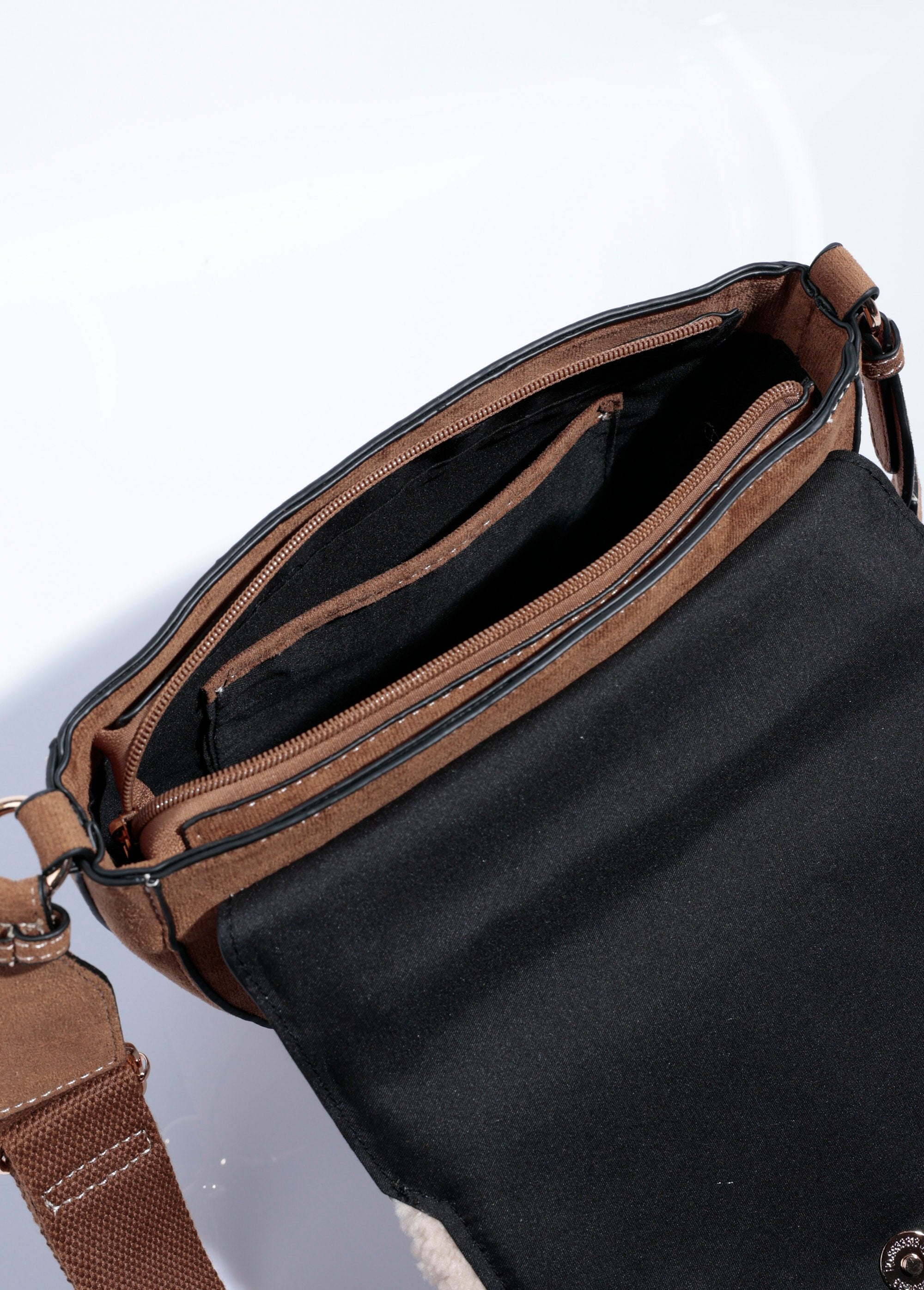 Bolsa_de_mão_em_suedette_e_pele_em_meia-lua_Sable_DE1_slim